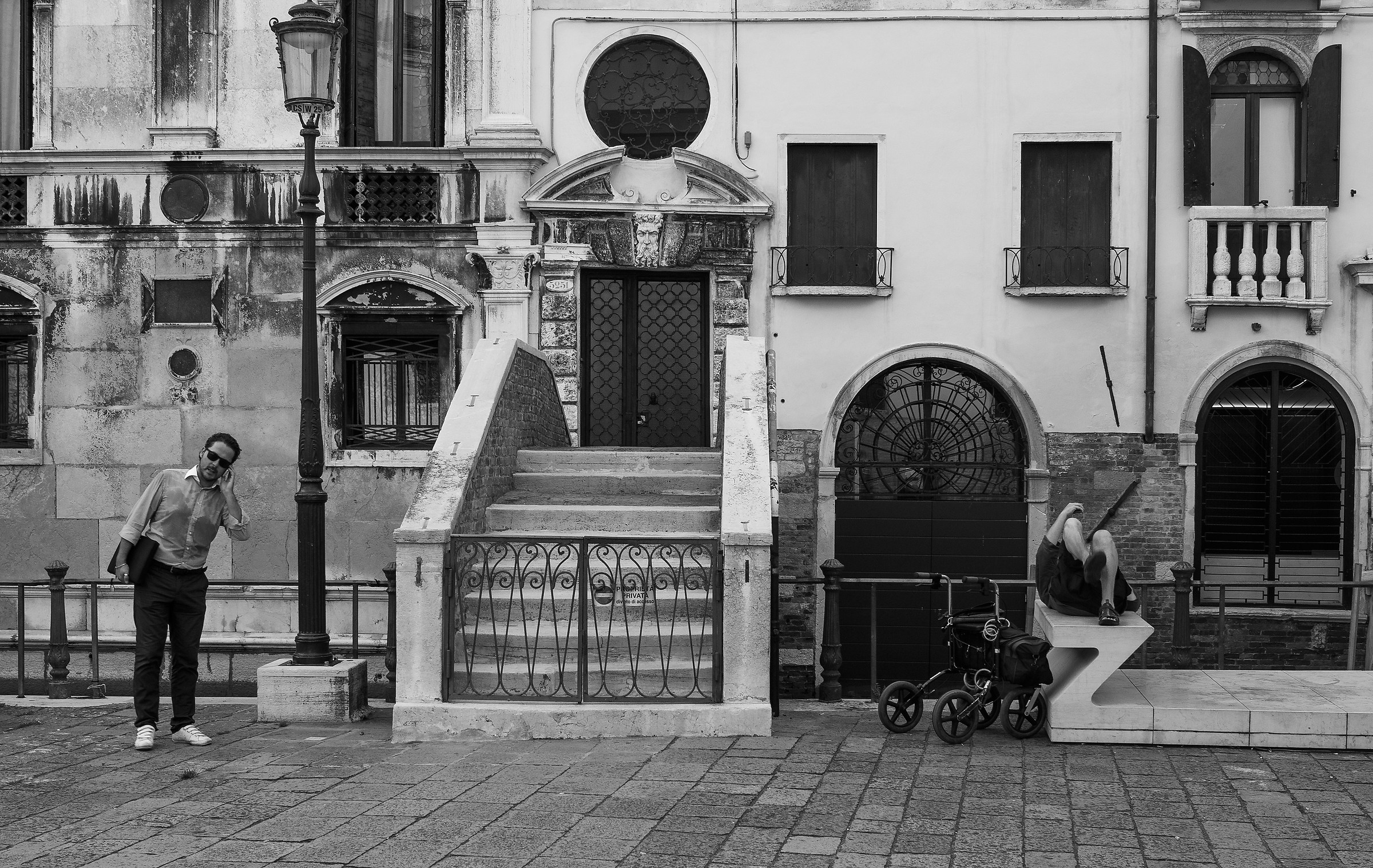 Differenti posture....