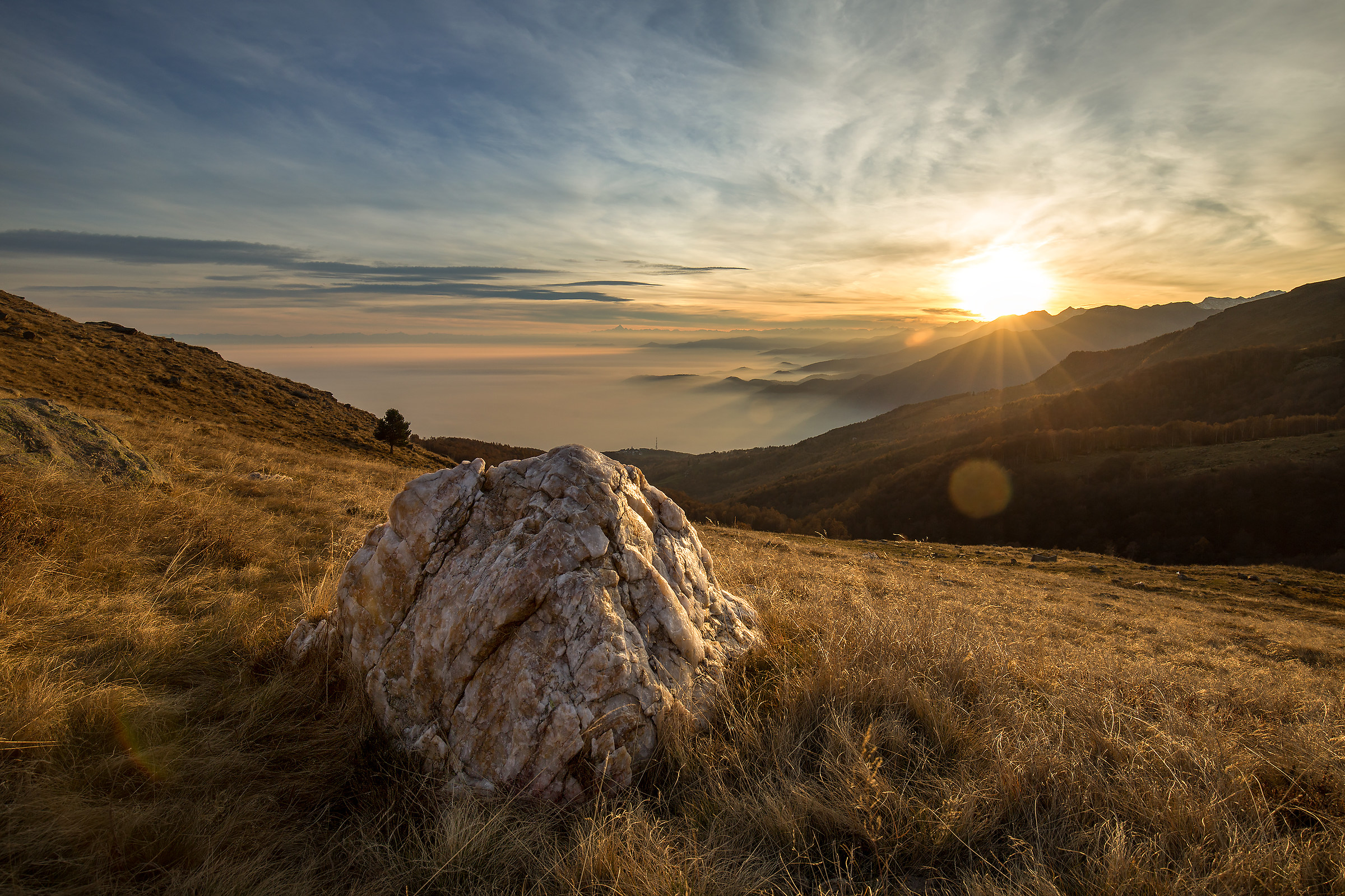 The irresistibilefascinodiunarocciabiancaaltramonto.