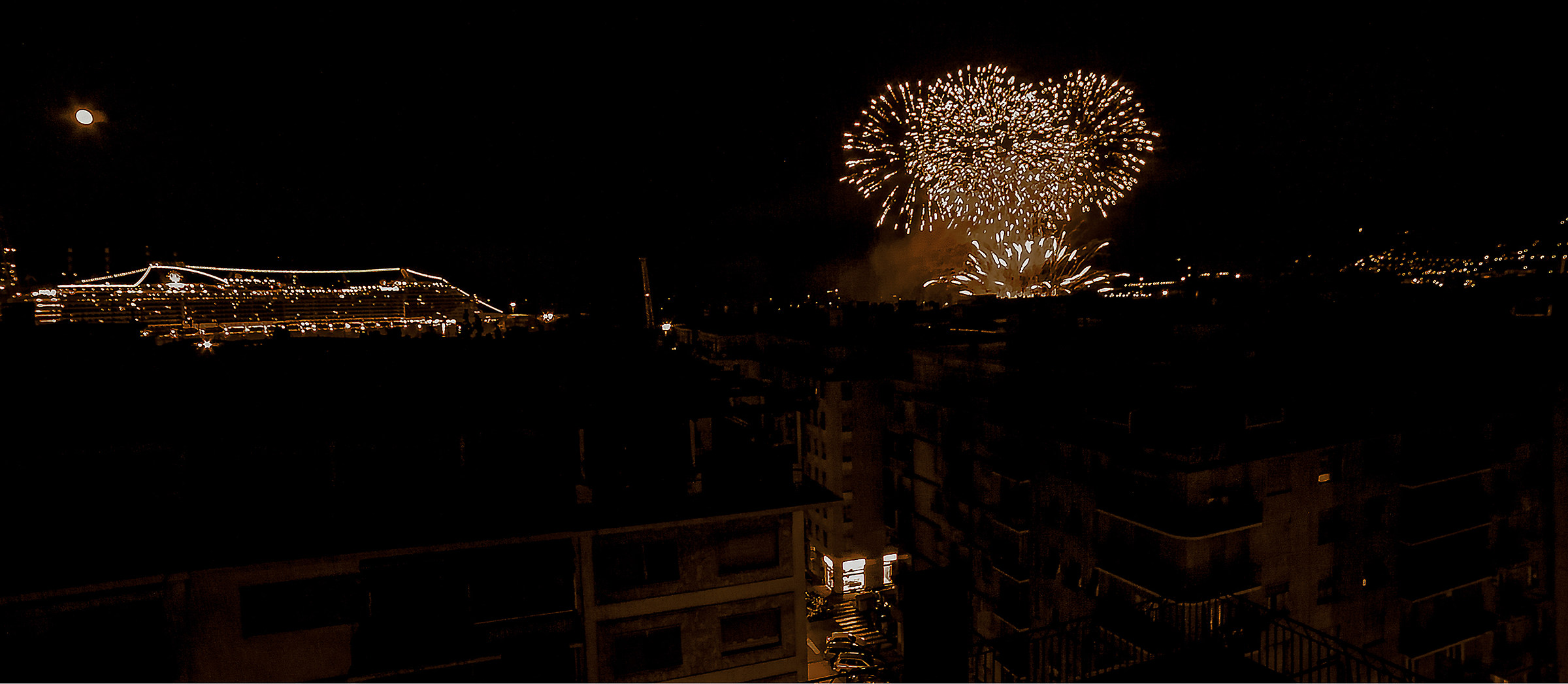 Fuochi in citta' e crociera sotto la luna