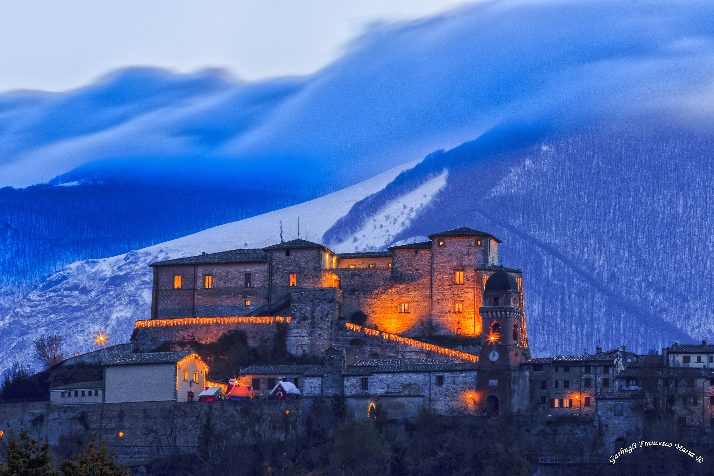 Ora Blu sul Castello di Frontone