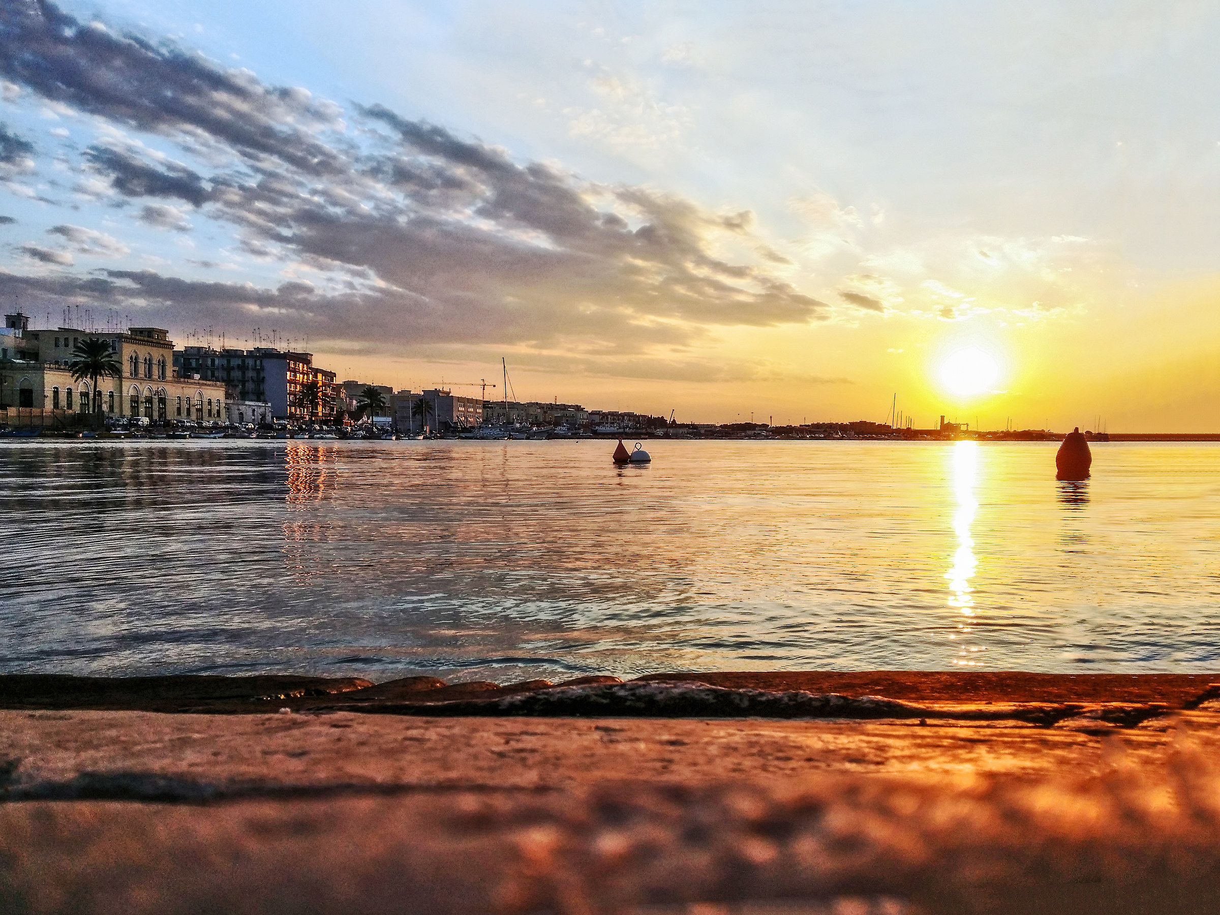 Il mare accoglie il sole