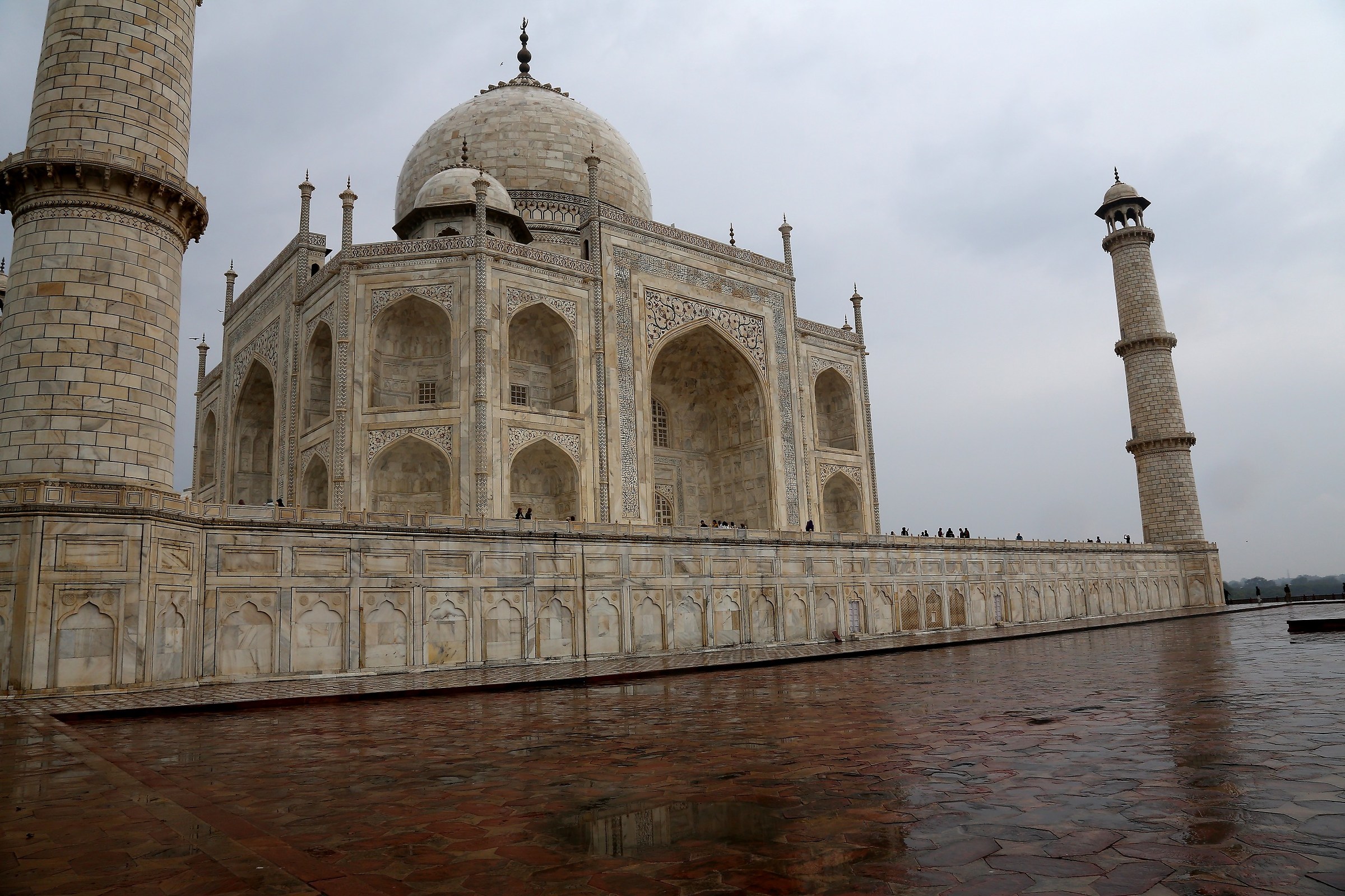Piove sul Taj Mahal.