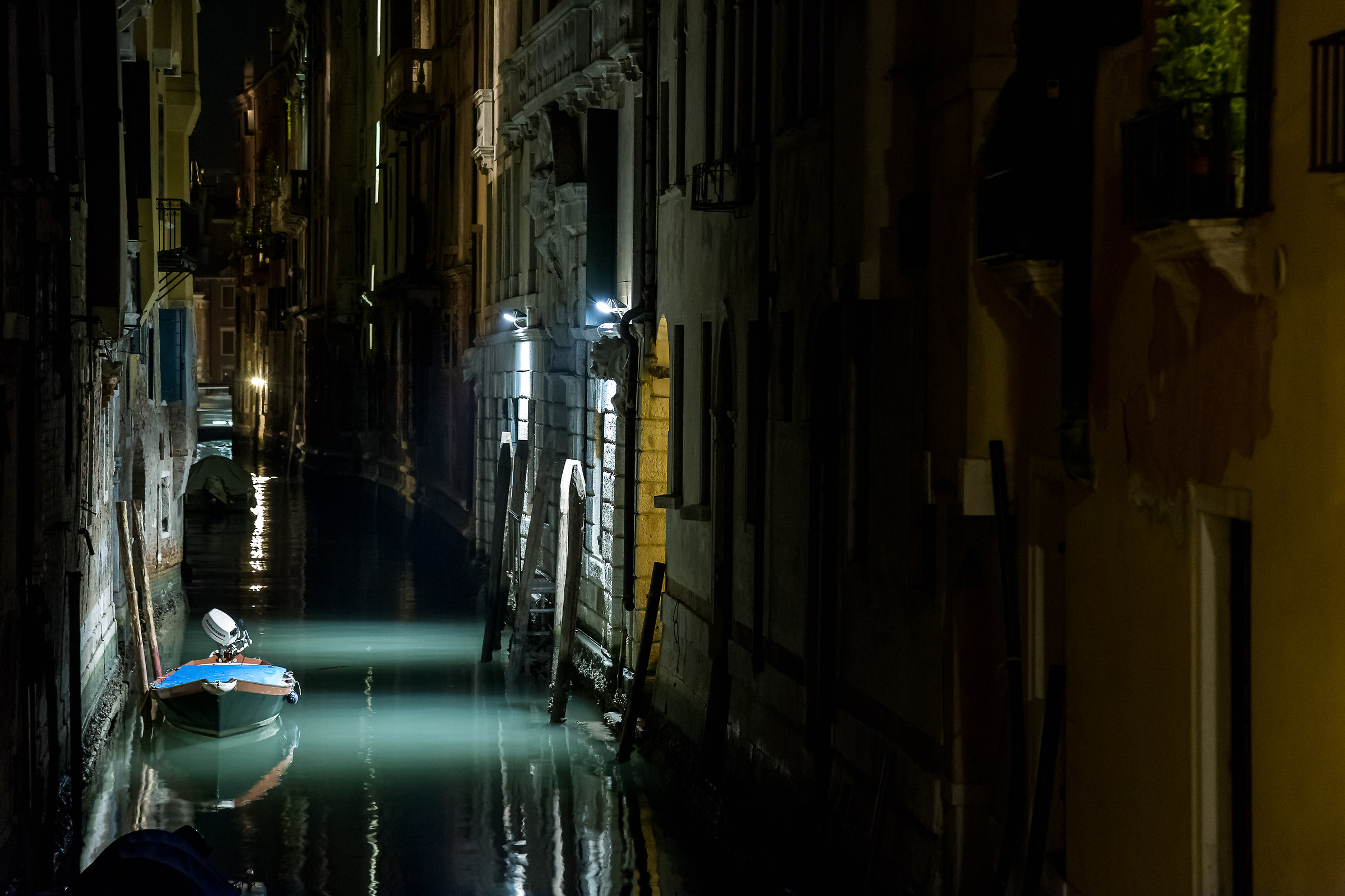 Barchetta in mezzo al canale...