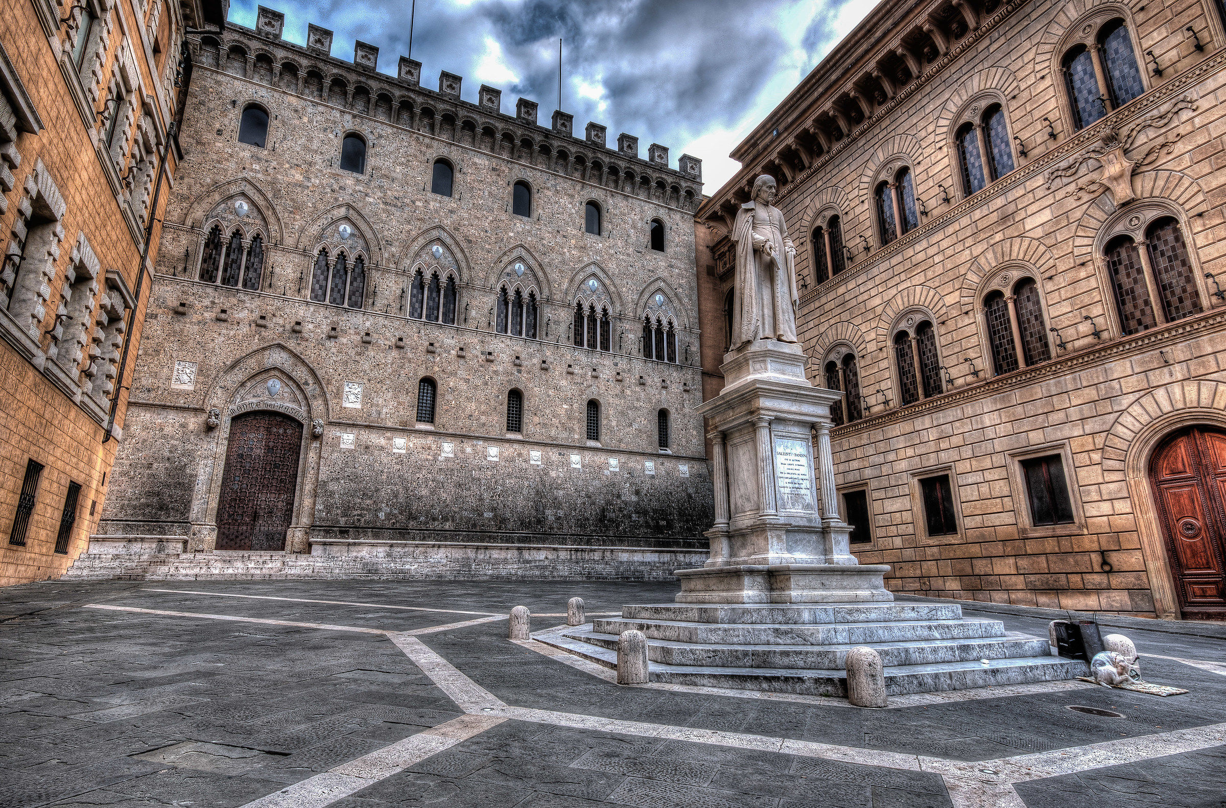 Siena, tragic home Monte dei Paschi, Piazza Salimbeni