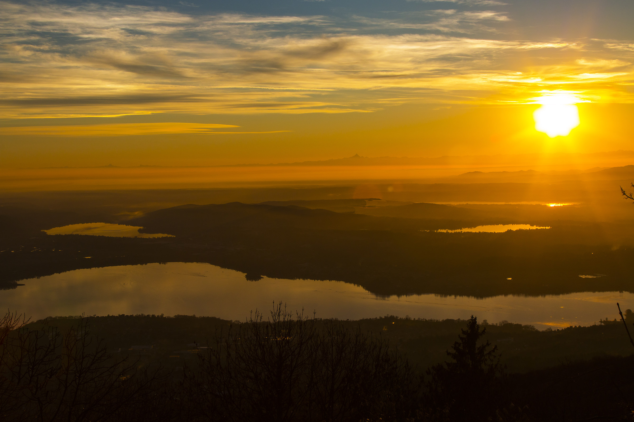 Il Sole tramonta sui laghi.