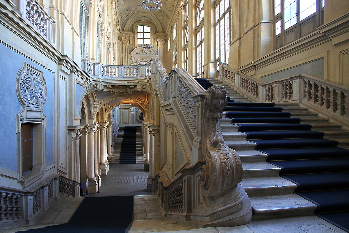 Madame palace entrance (to)