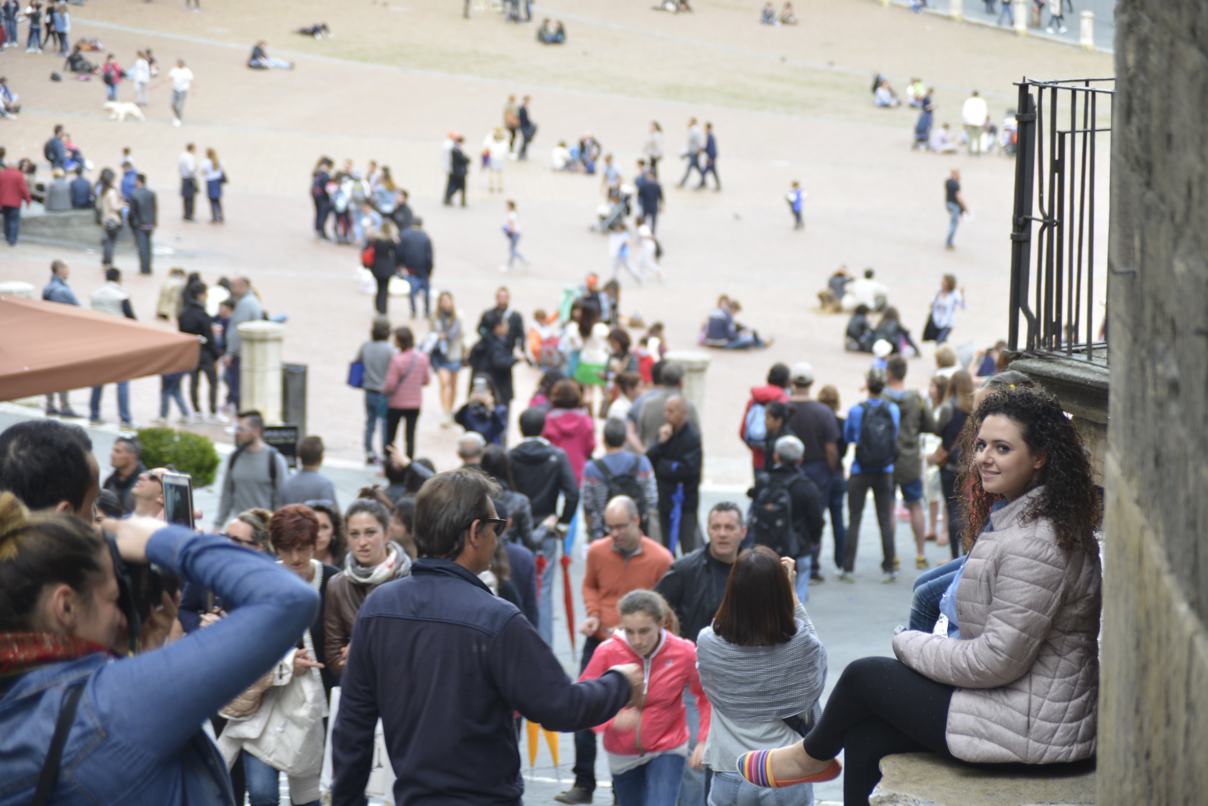 Sullo sfondo di Piazza del campo