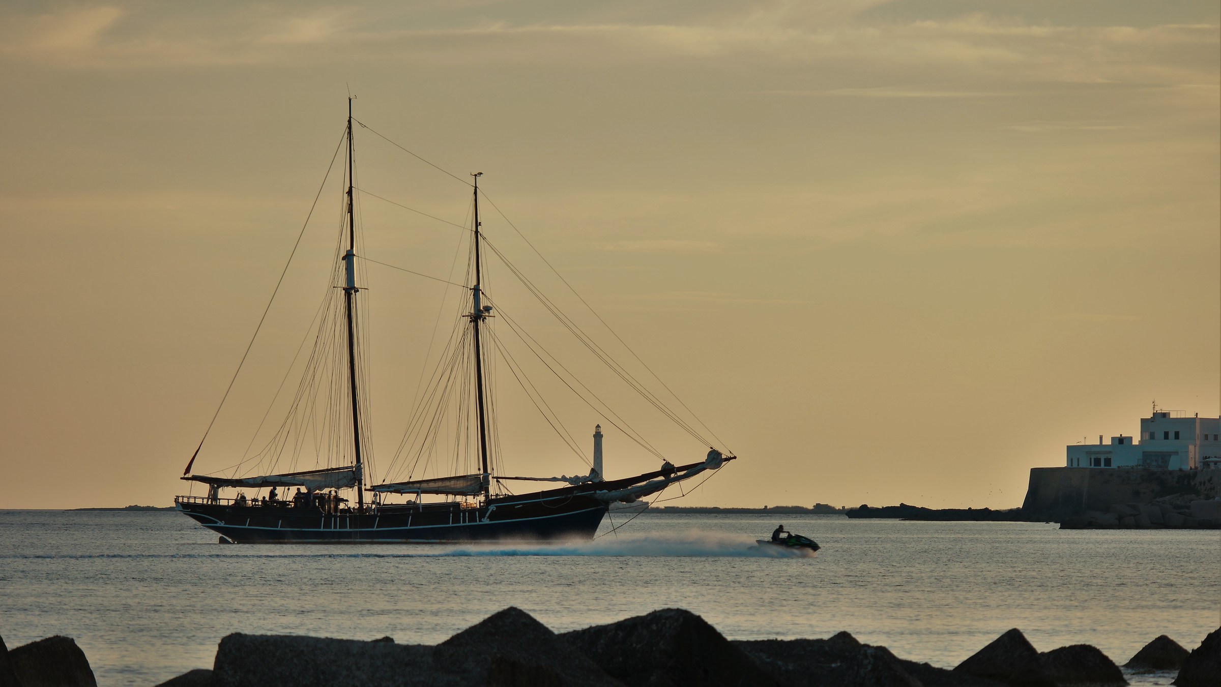 Sailing and jet. Gallopoli