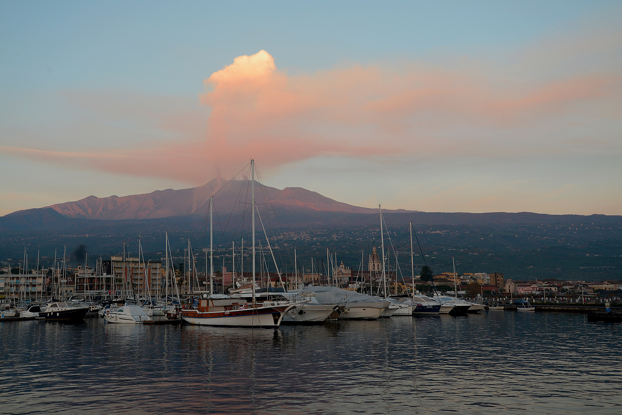 Vista Etna dal porto di Riposto.