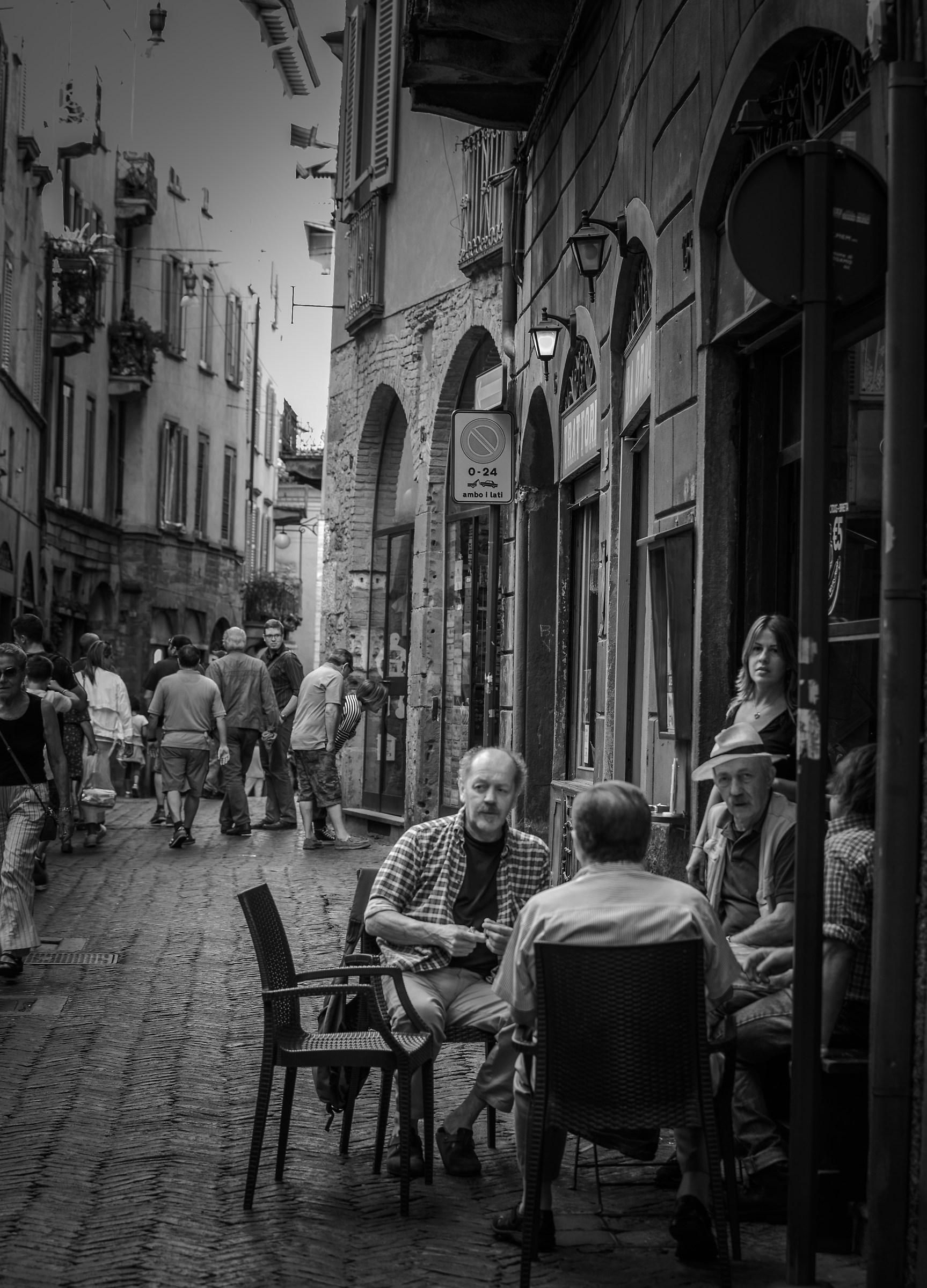 4 friends at the bar ...