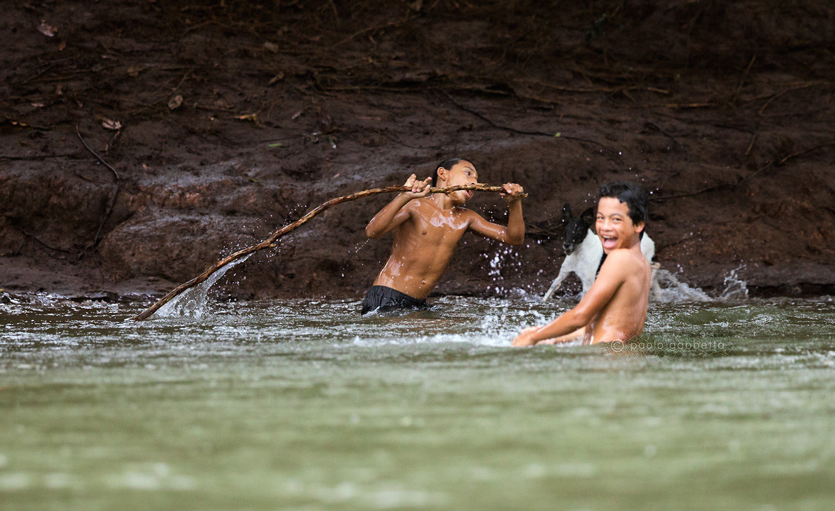 Giochi d'acqua sul fiume