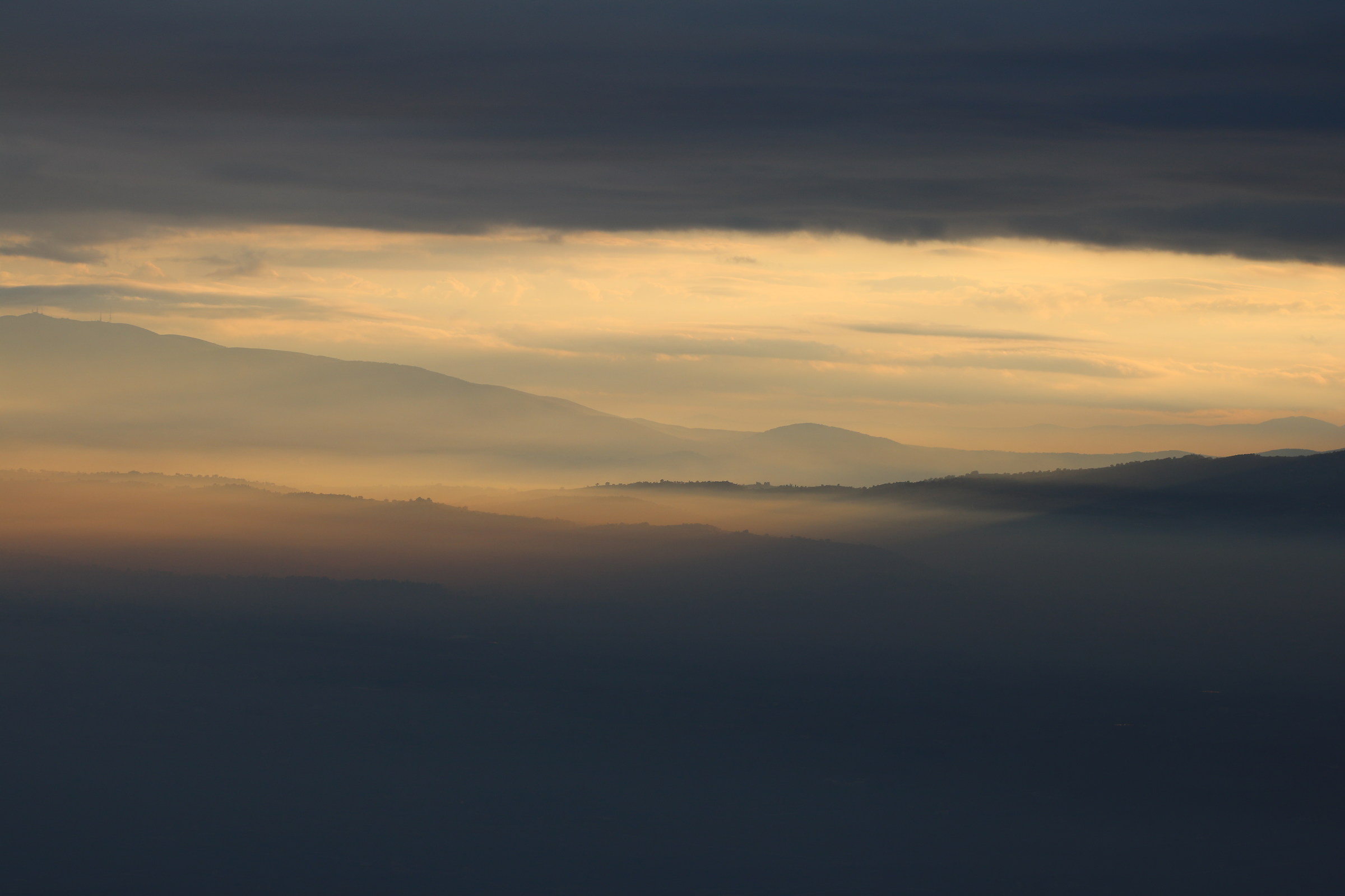 Nebbia in val di Assisi
