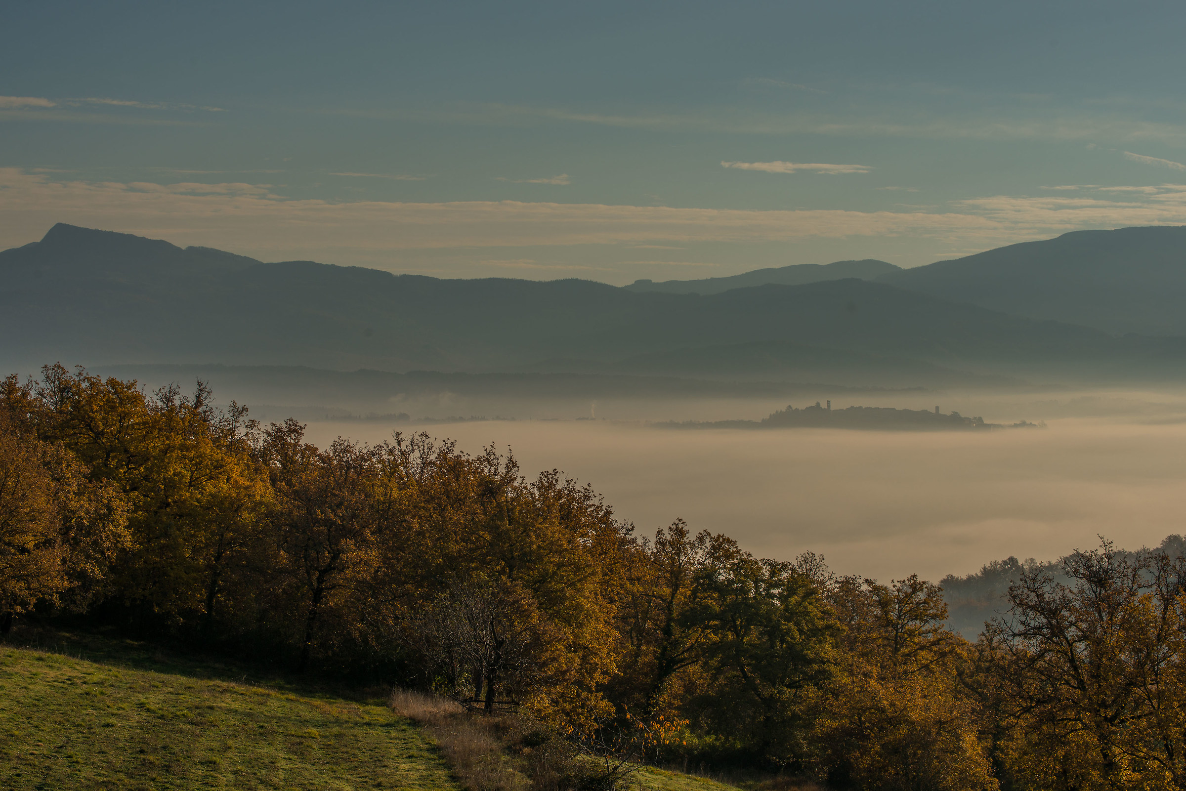 Casentino, un mare di nebbia