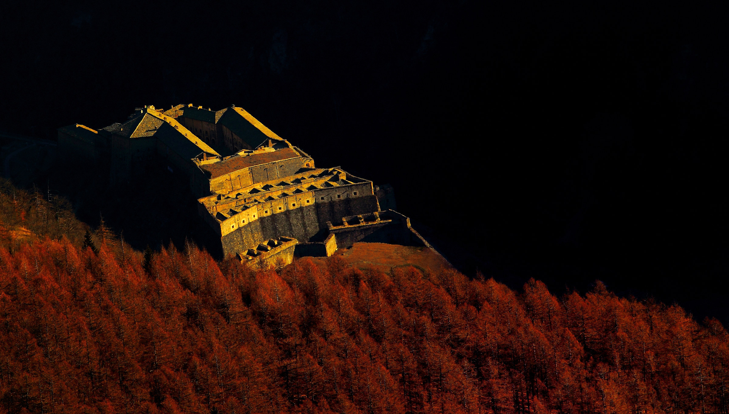 Tramonto sul forte di Exilles ripreso da Casses Blanche