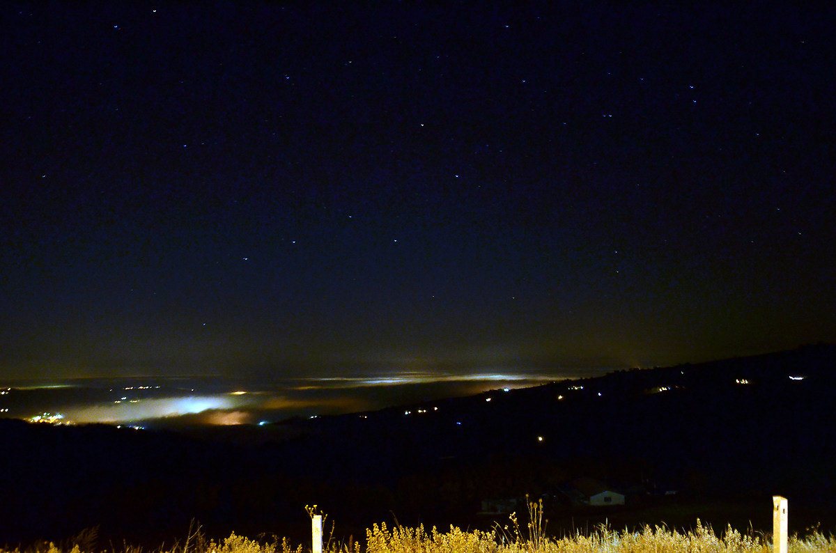 nebbia a valle carro maggiore in cielo