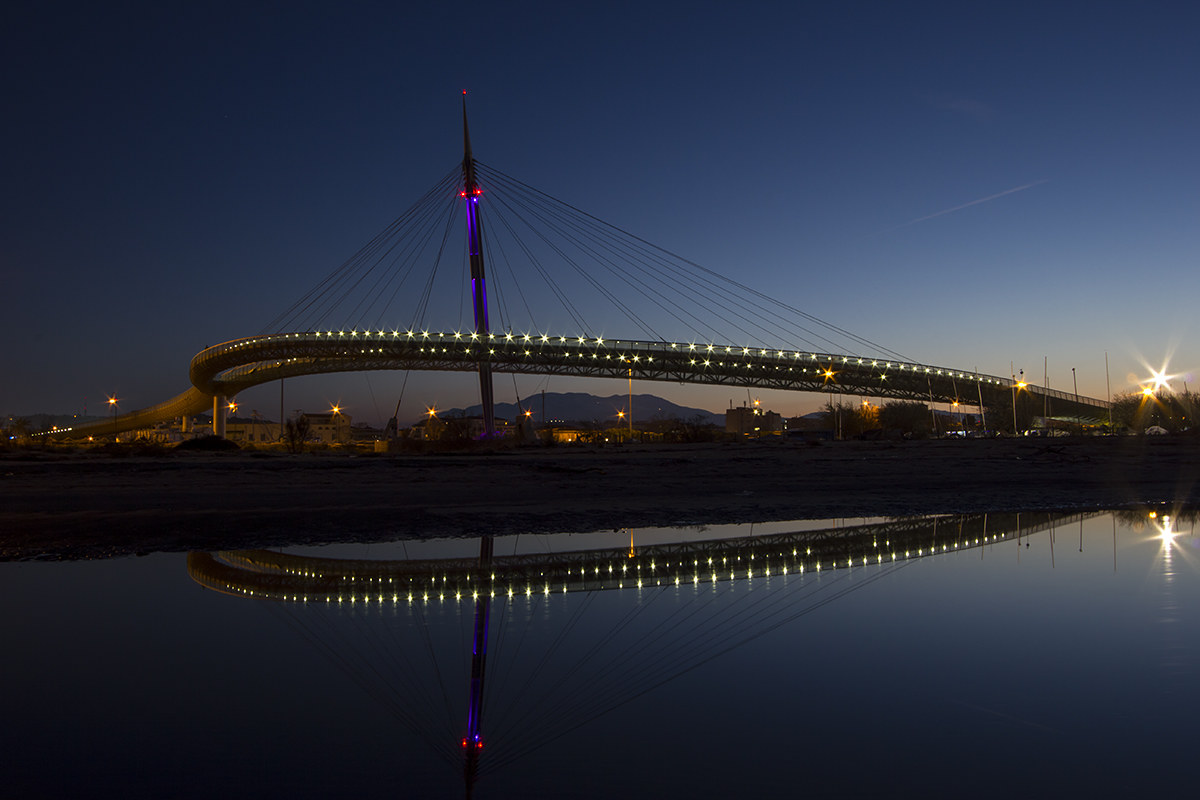 Ponte del Mare allo specchio nel blu (Pescara)