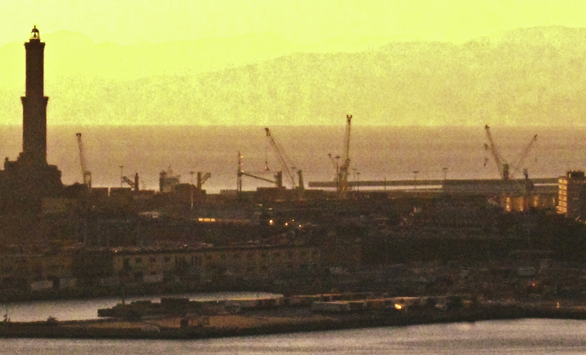 luce crepuscolare lanterna e porto di genova