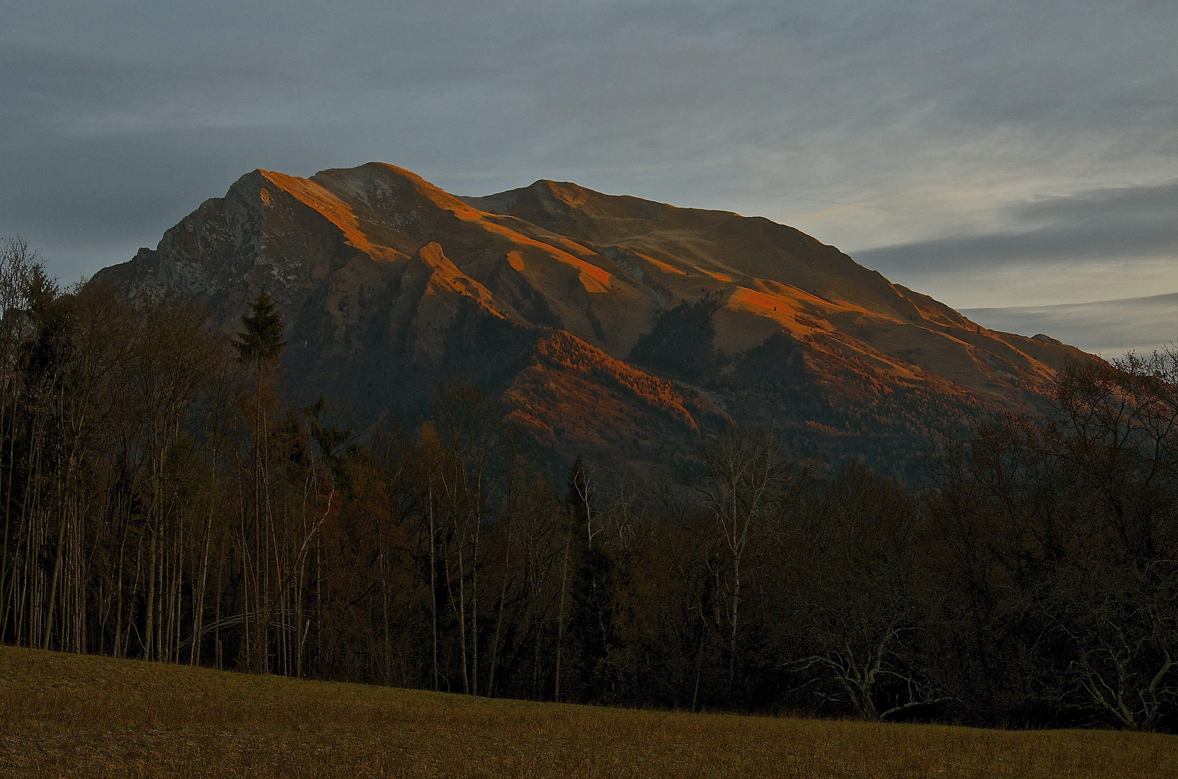 Luci e ombre all'alba sul monte Serva