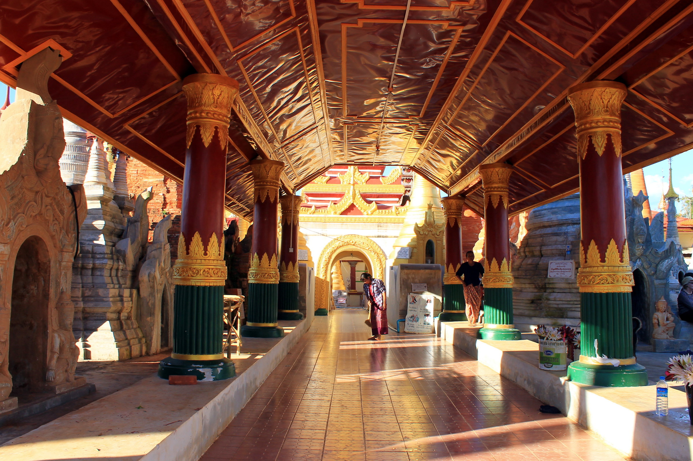 Pulizia all'entrata del tempio