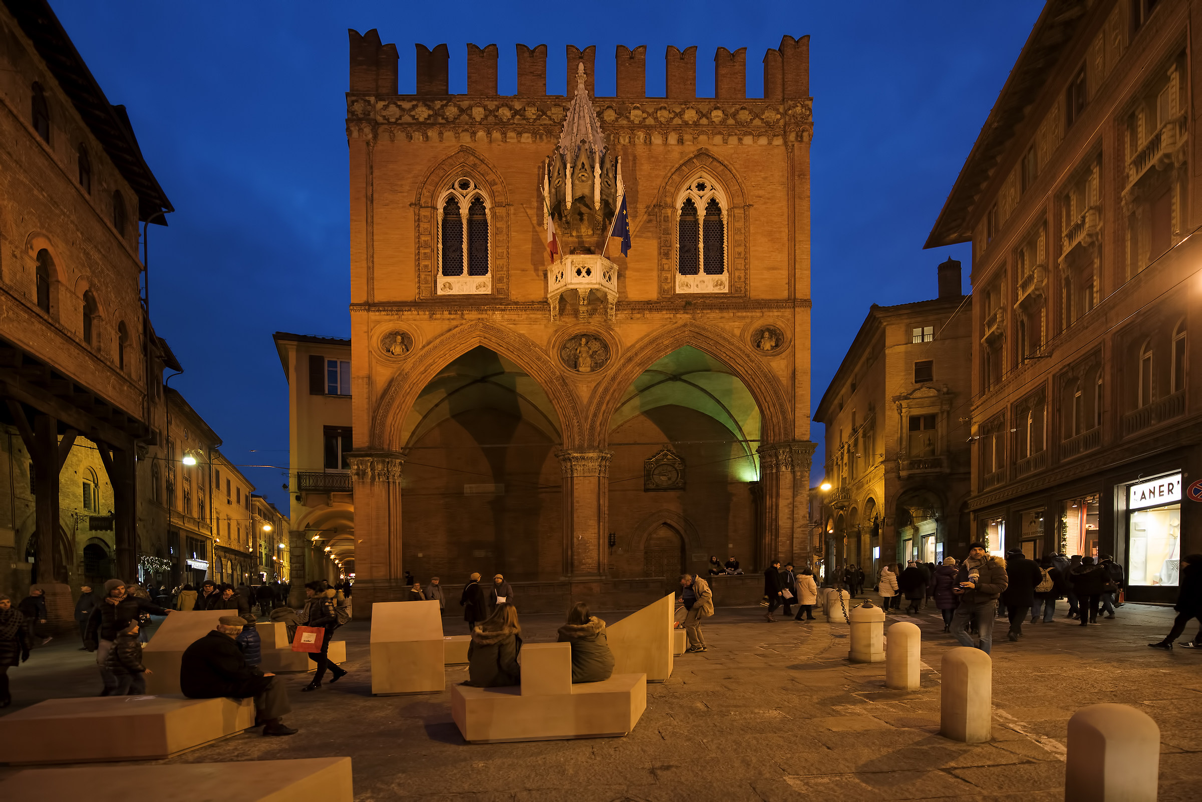 Bologna Piazza Della Mercanzia!