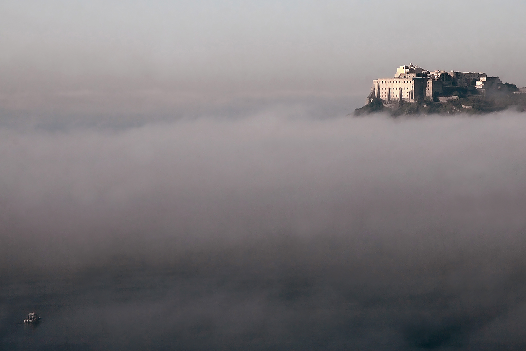Procida nella nebbia