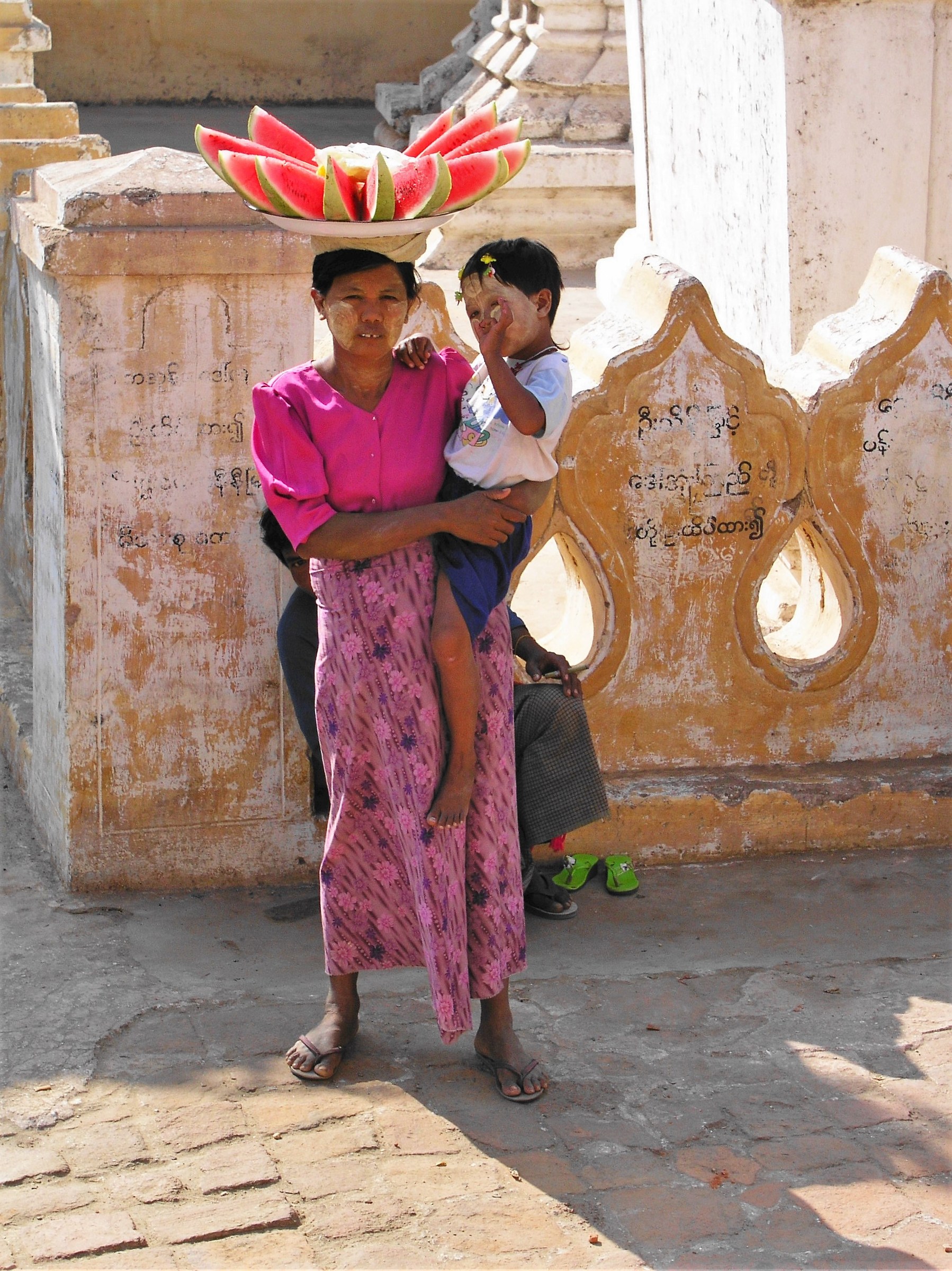 lei lavora, lui controlla