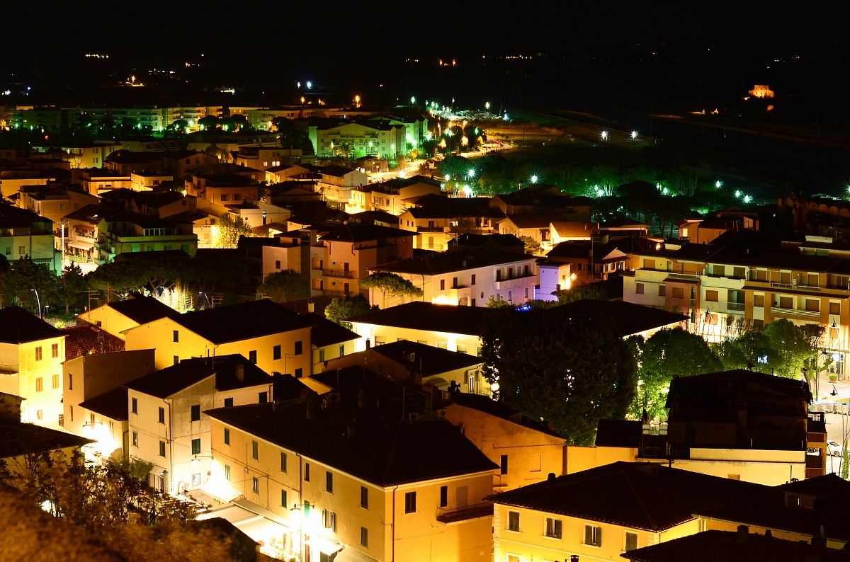 castiglione della pescaia notturno dal castello