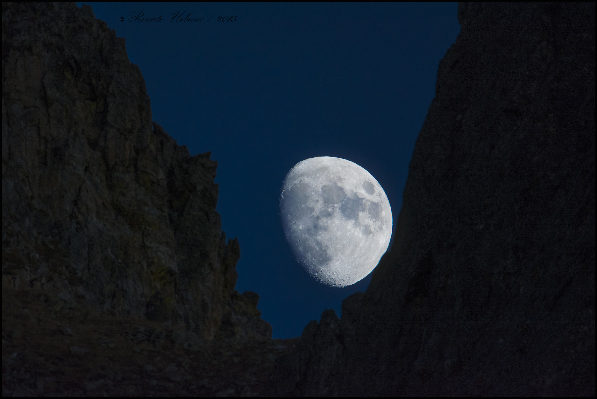 Spunta la Luna tra i monti