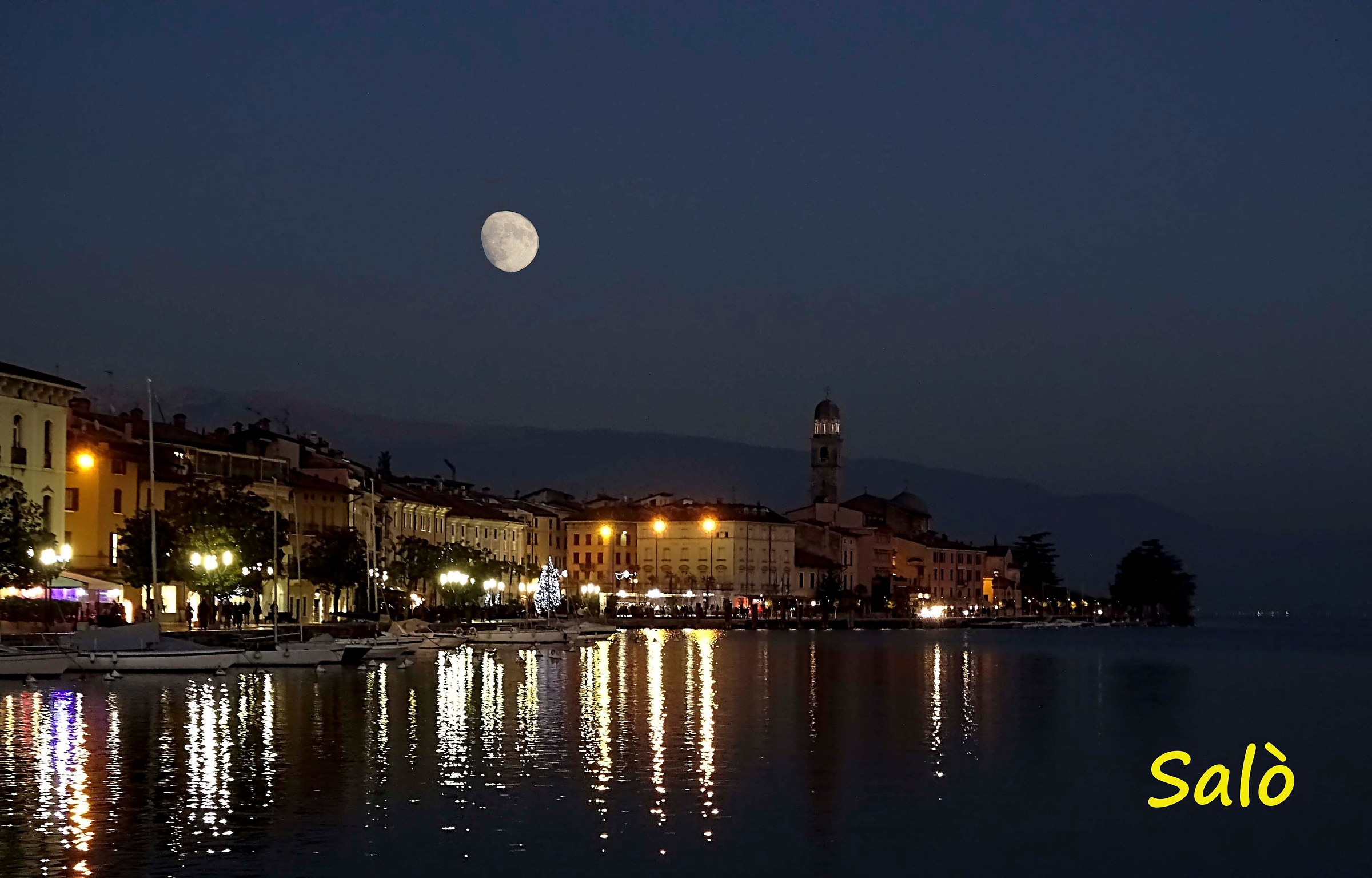 Crepuscolo con luna a Salò sul Lago di Garda