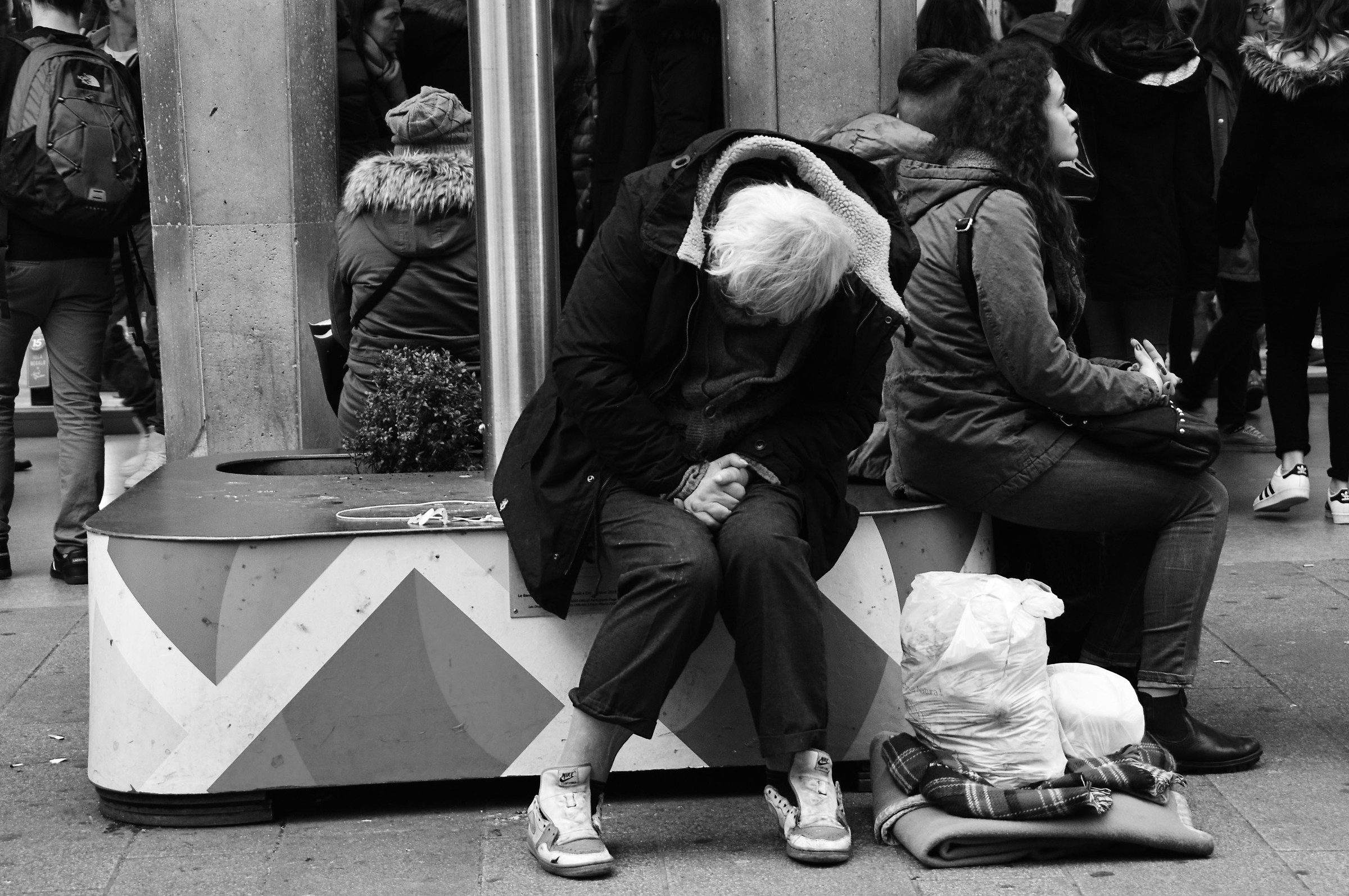 poverty and wealth in a single photo