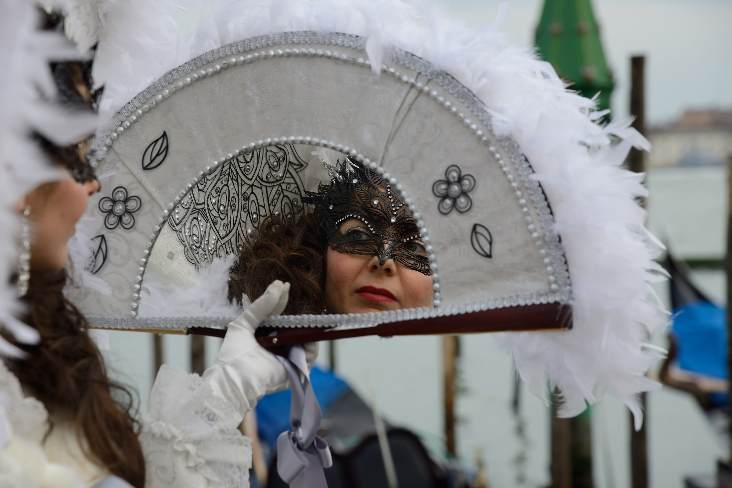 la maschera è la maschera stessa o il riflesso?