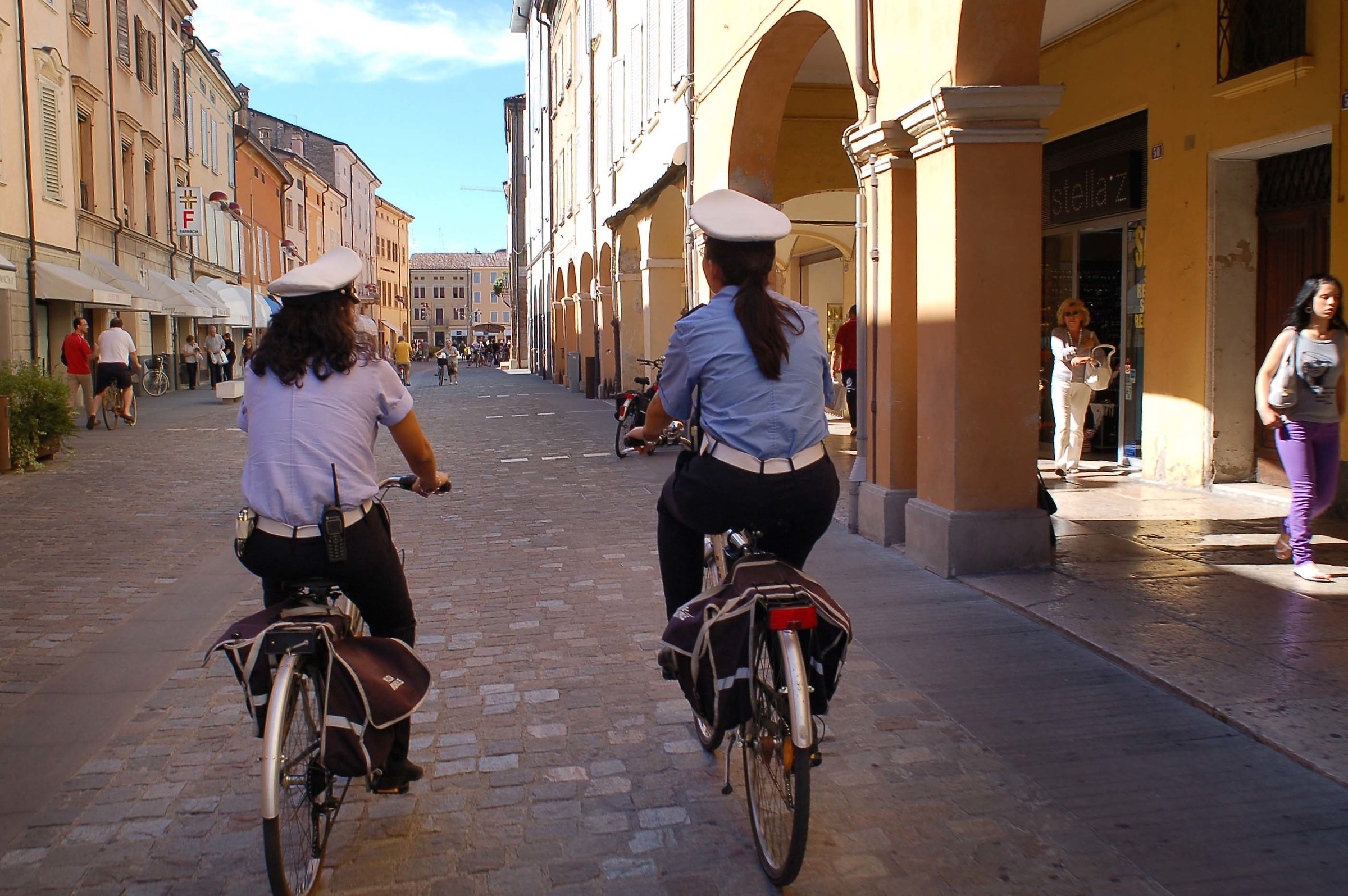 In scia sulla bici alle forze dell'ordine