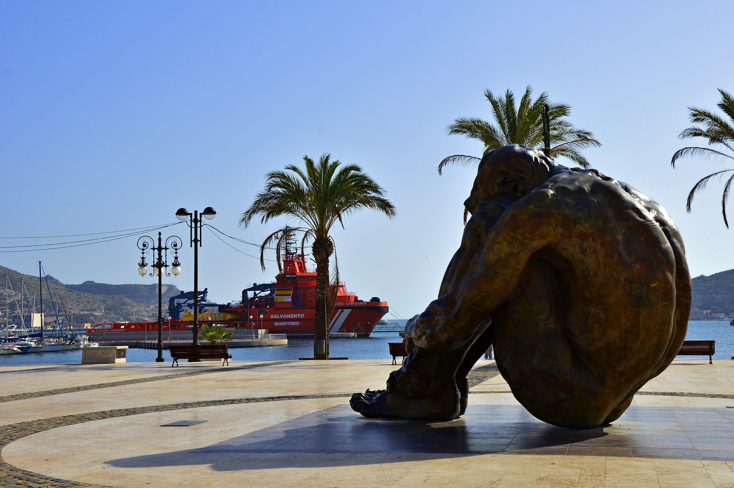 Monument to the "thinker" at the Marina