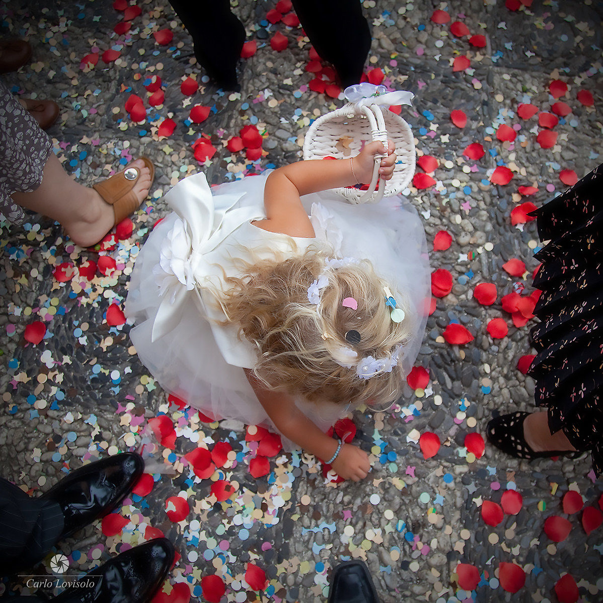 Bambina e petali rossi