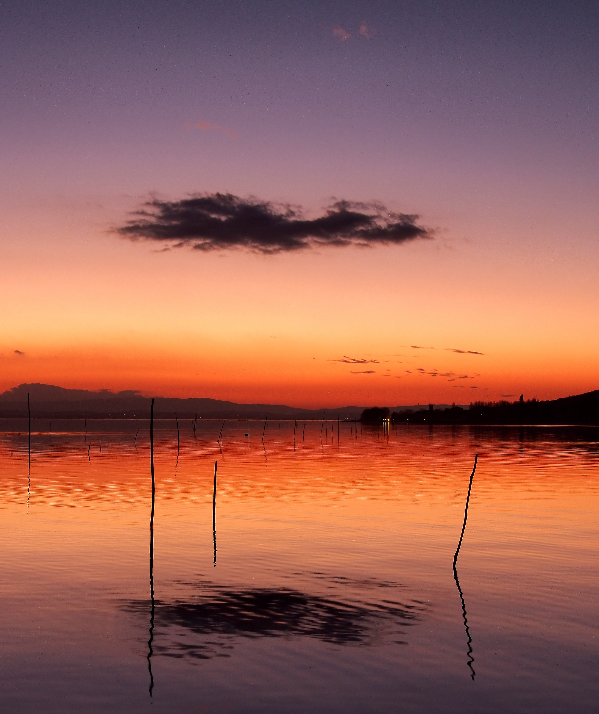 Trasimeno lonely cloud