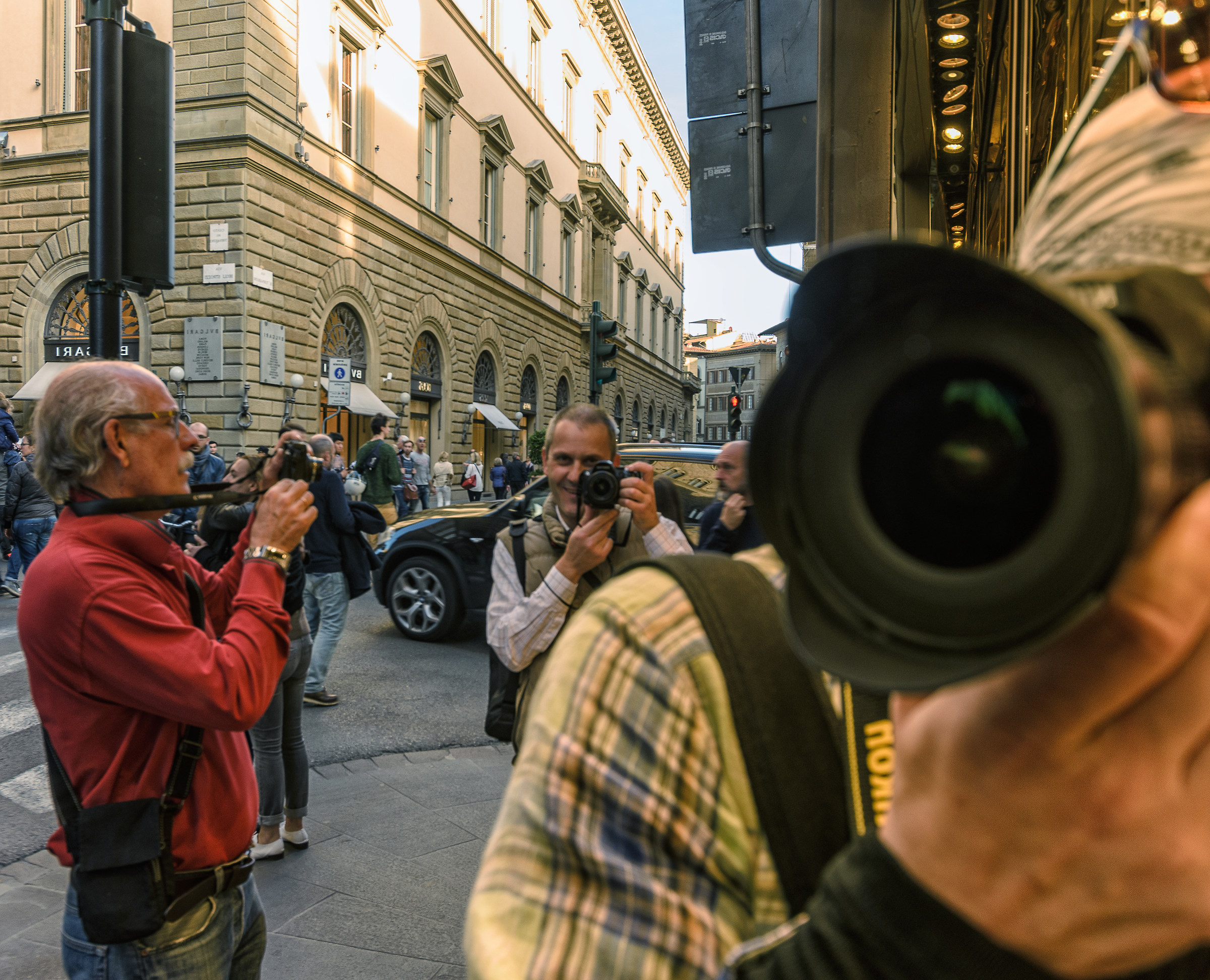 due fotografi e un pipistrello
