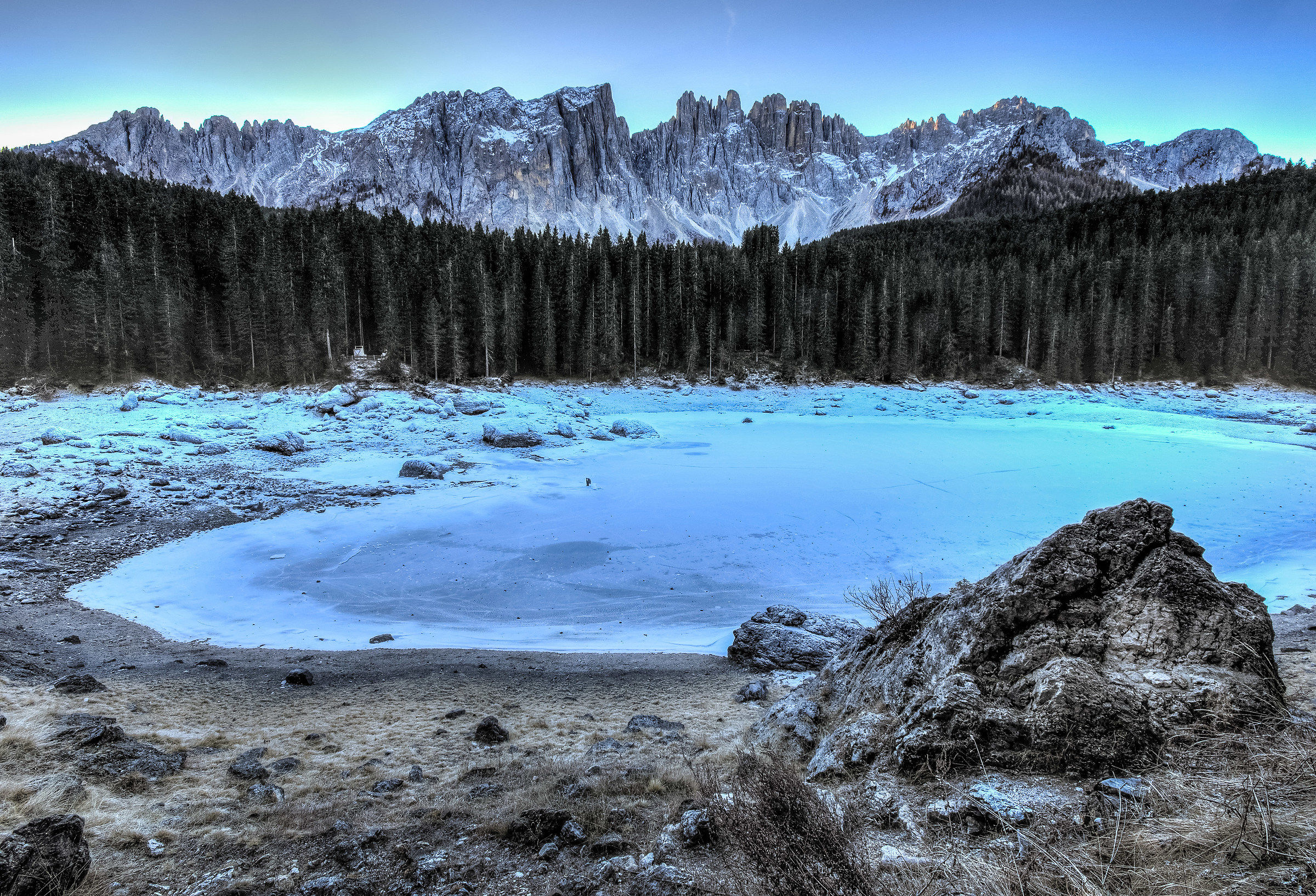 Karersee and Latemar frozen after dawn ....