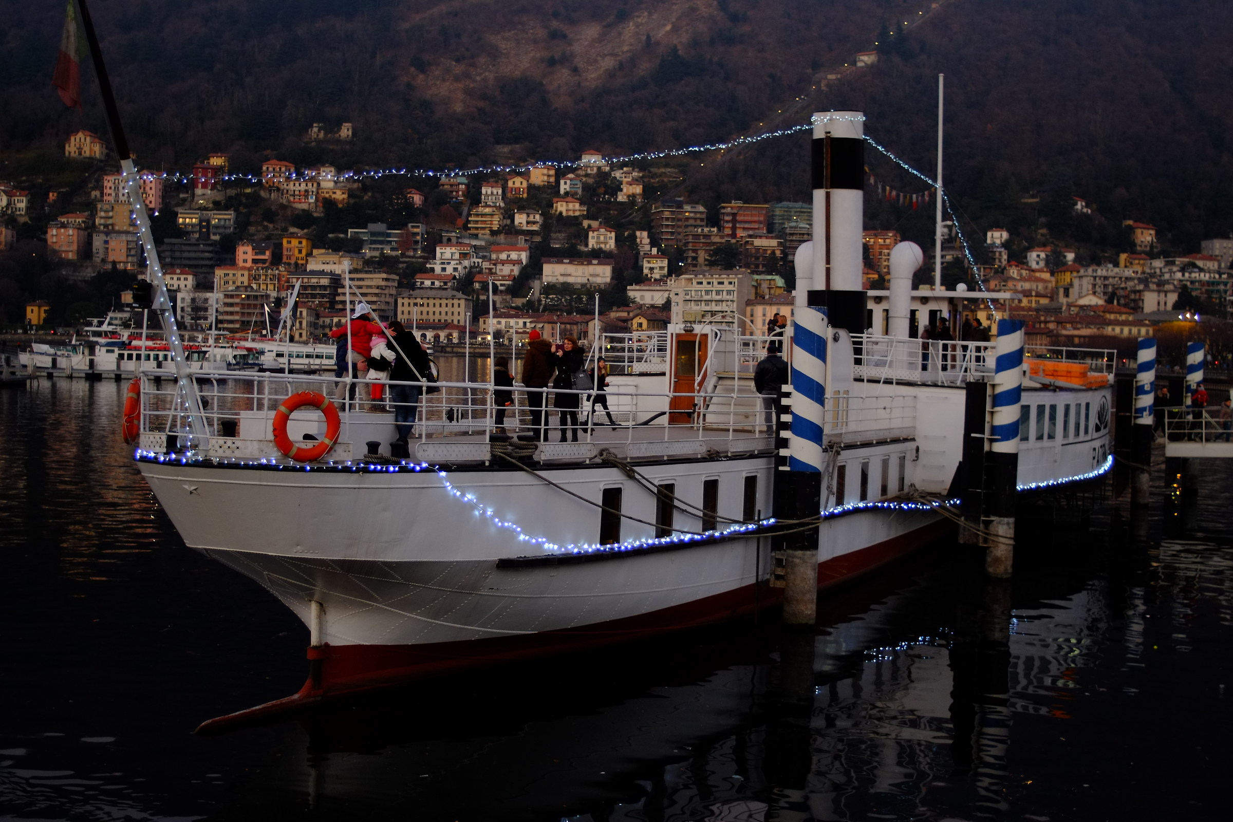 battello sul lungolago a Como