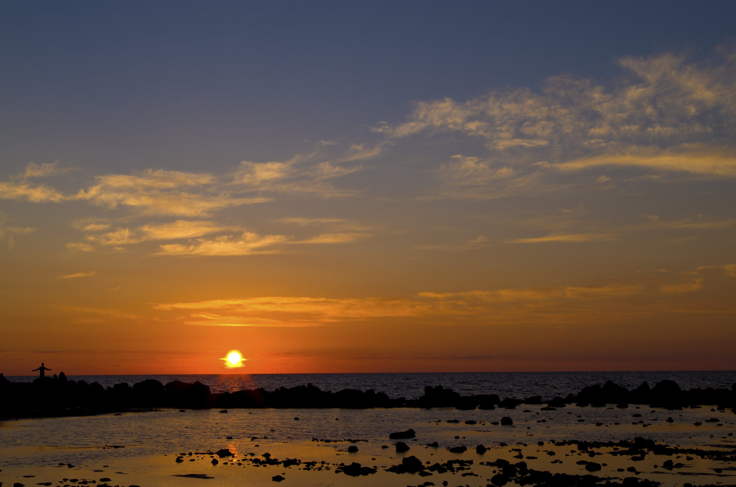 Figura che abbraccia il tramonto