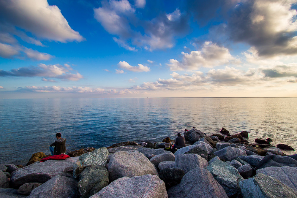 Solo.Come un puntino al centro.