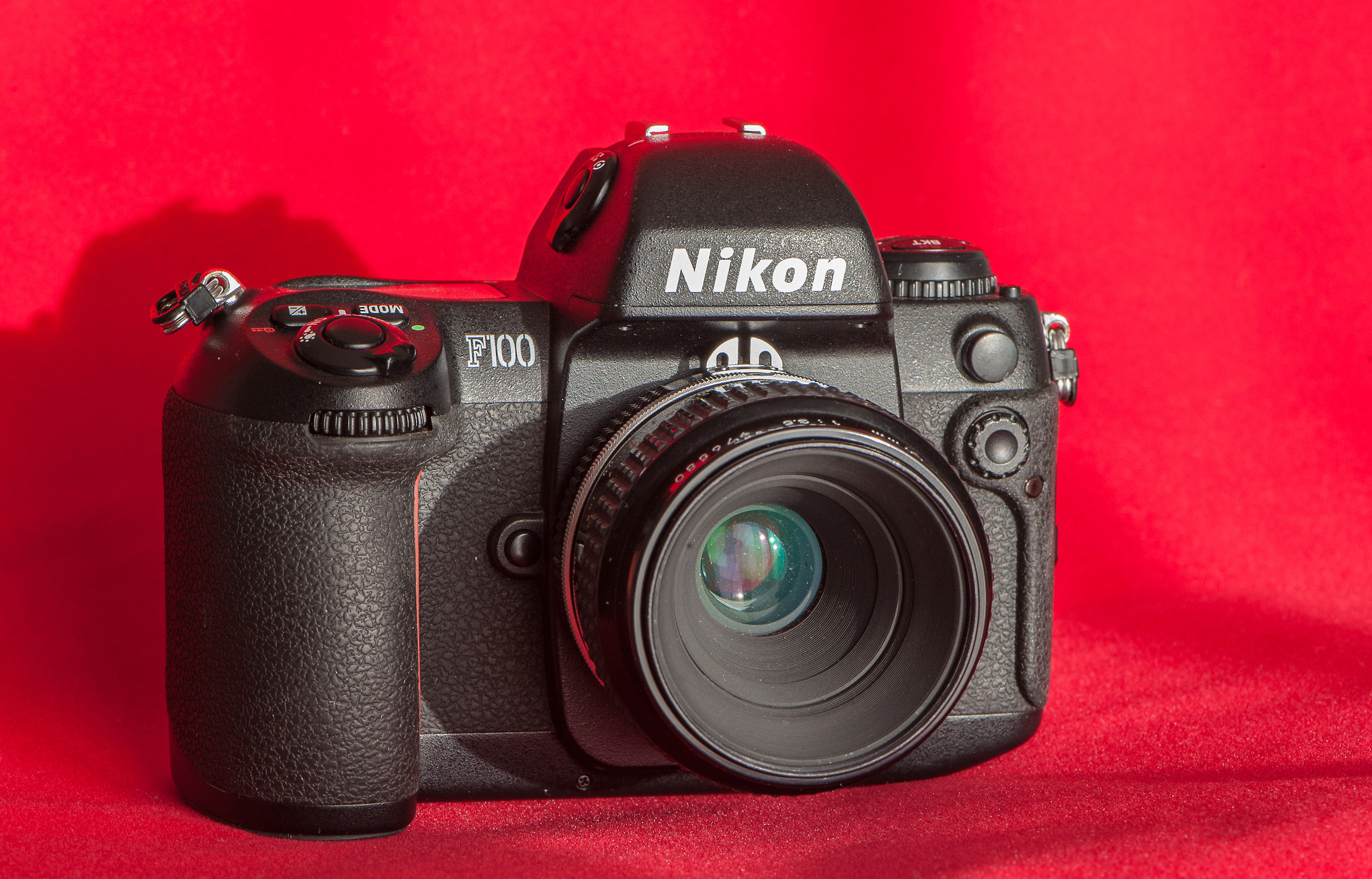 La Nikon "F100" con Micro Nikkor 55mm/3,5 AIS