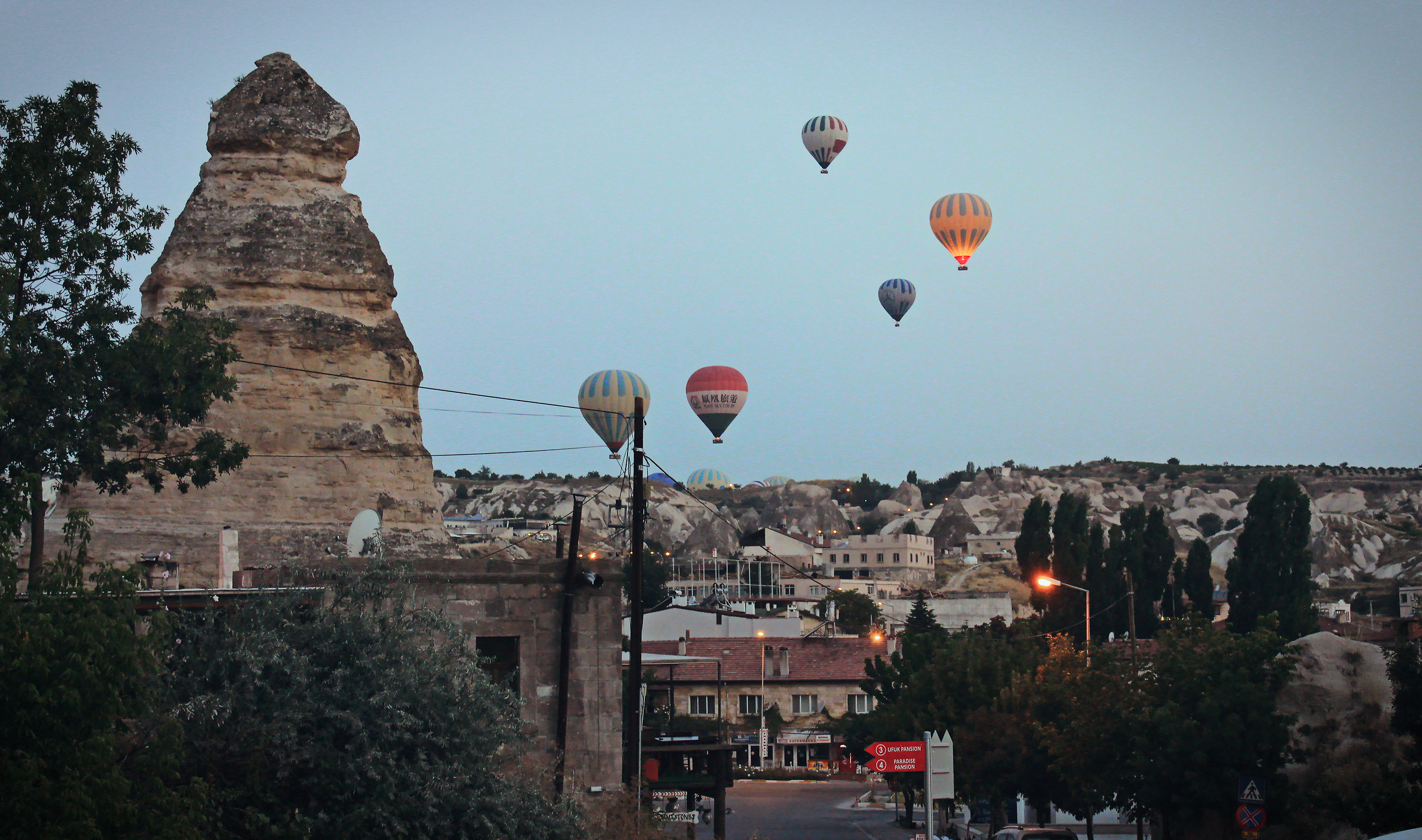 Hot baloons flying above Kapadokya.
