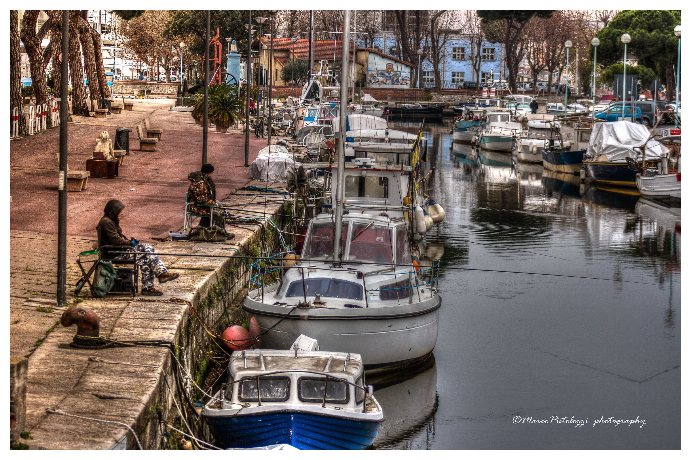 Viareggio si pesca sul  canale Burlamacca HDR