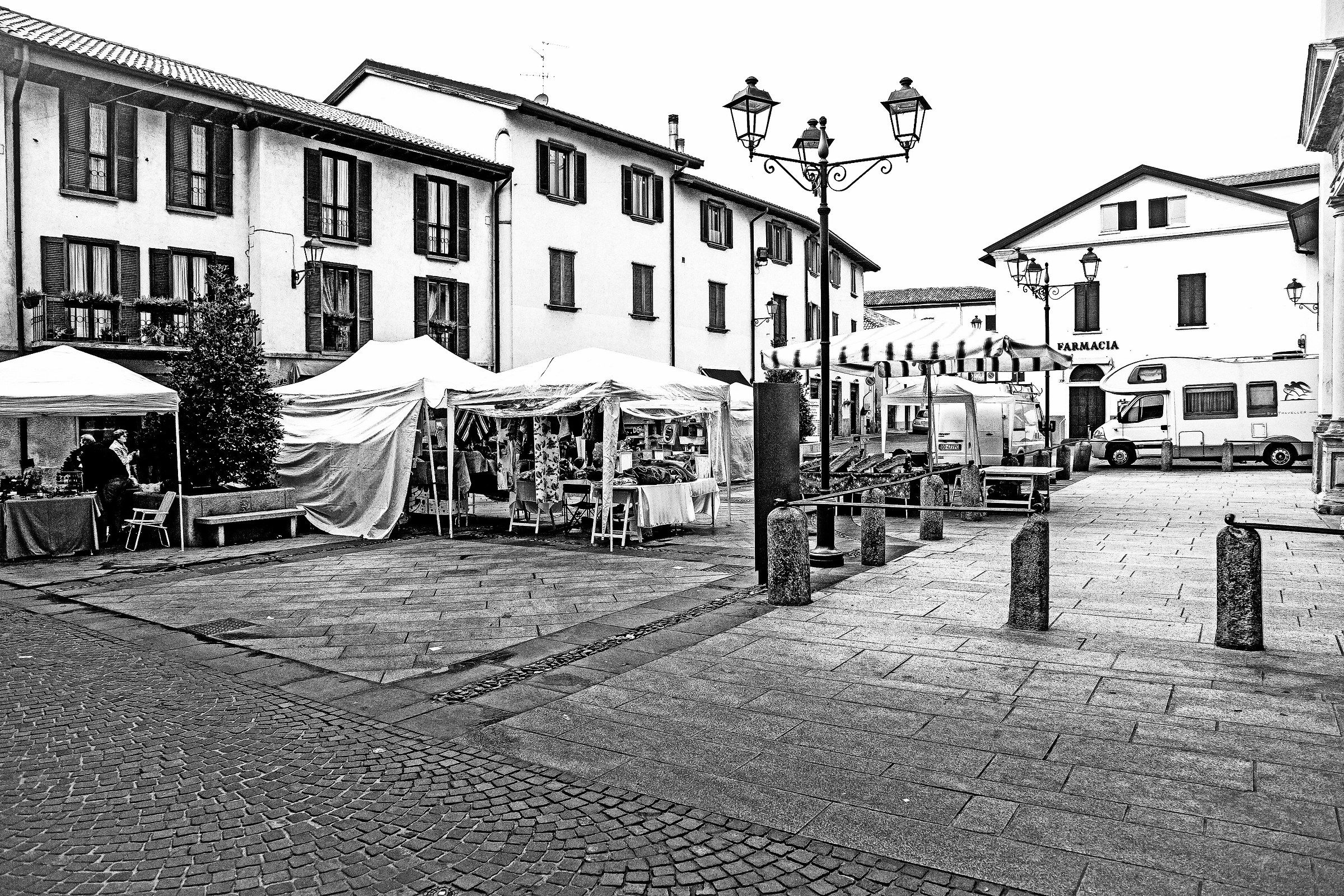 Mercatini in piazza Vimercate