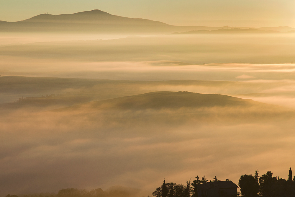 Val d'Orcia immersa nella nebbia