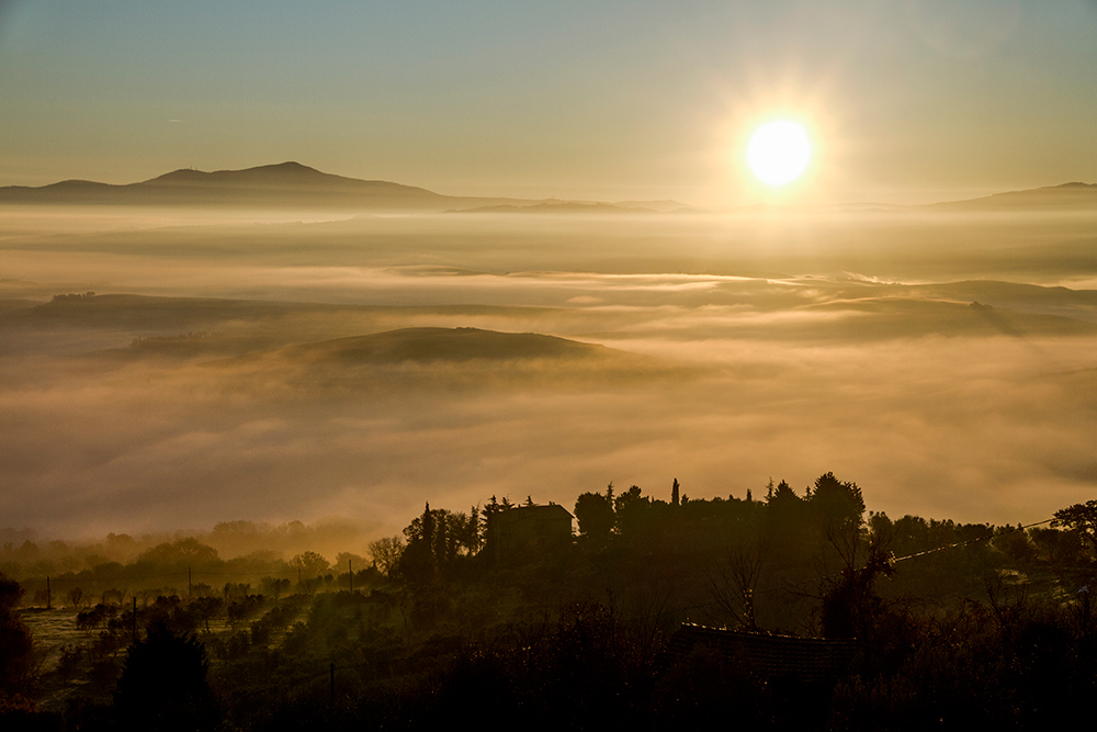 Val d'Orcia immersa nella nebbia - 2