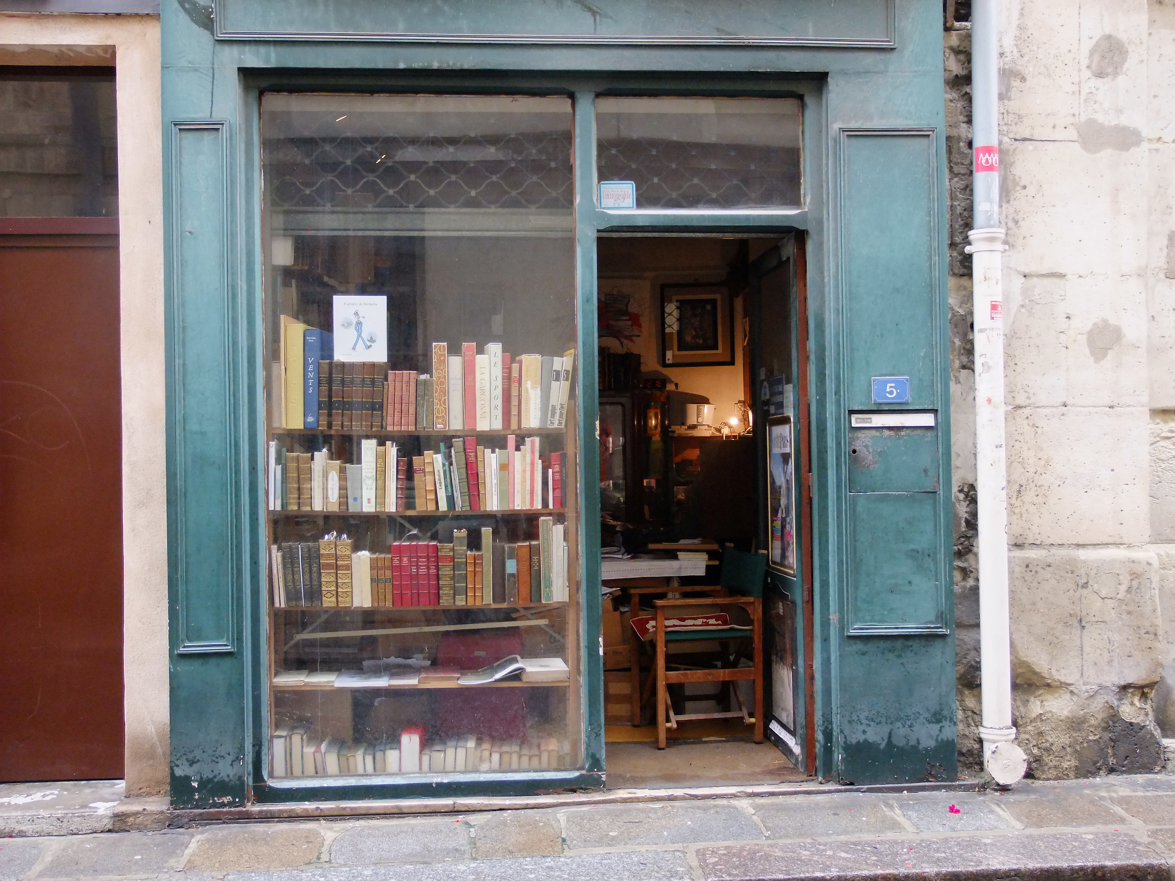 showcase - shooting in the Jewish quarter of Paris