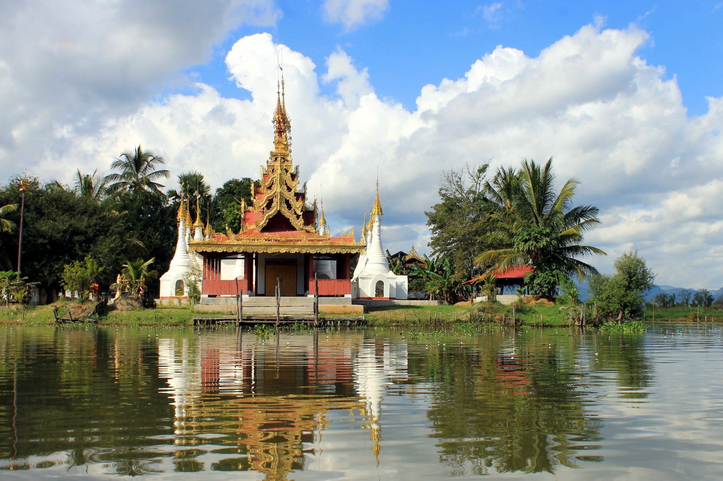 Tempio in mezzo al lago