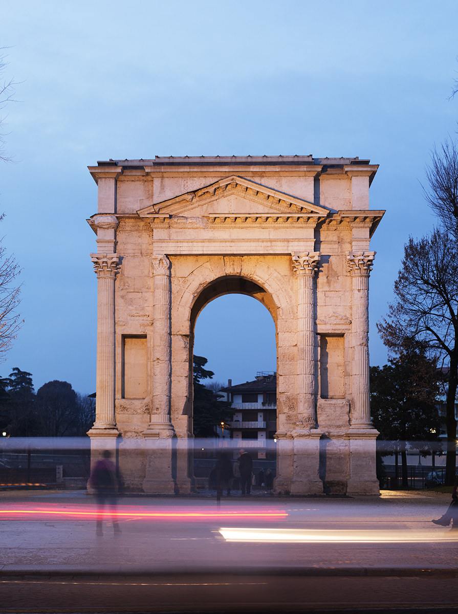 Stillness and movement. Verona, Gavi Arch