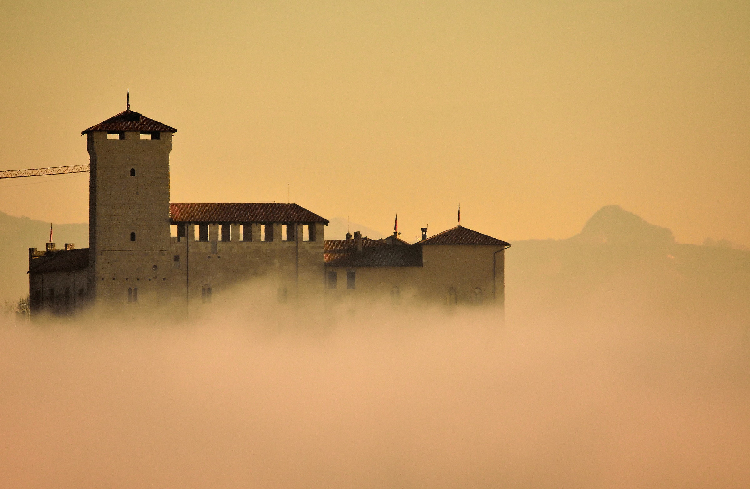 check the Rocca di Angera by fog